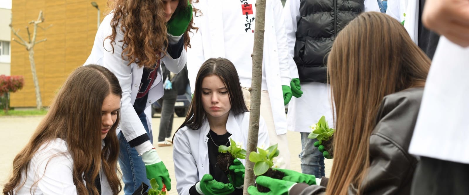 Nx&euml;n&euml;sit e shkoll&euml;s &ldquo;Luciano Motroni&rdquo; n&euml; Prizren angazhohen p&euml;r menaxhimin e q&euml;ndruesh&euml;m t&euml; mbeturinave dhe gjelb&euml;rimin e hap&euml;sirave shkollore