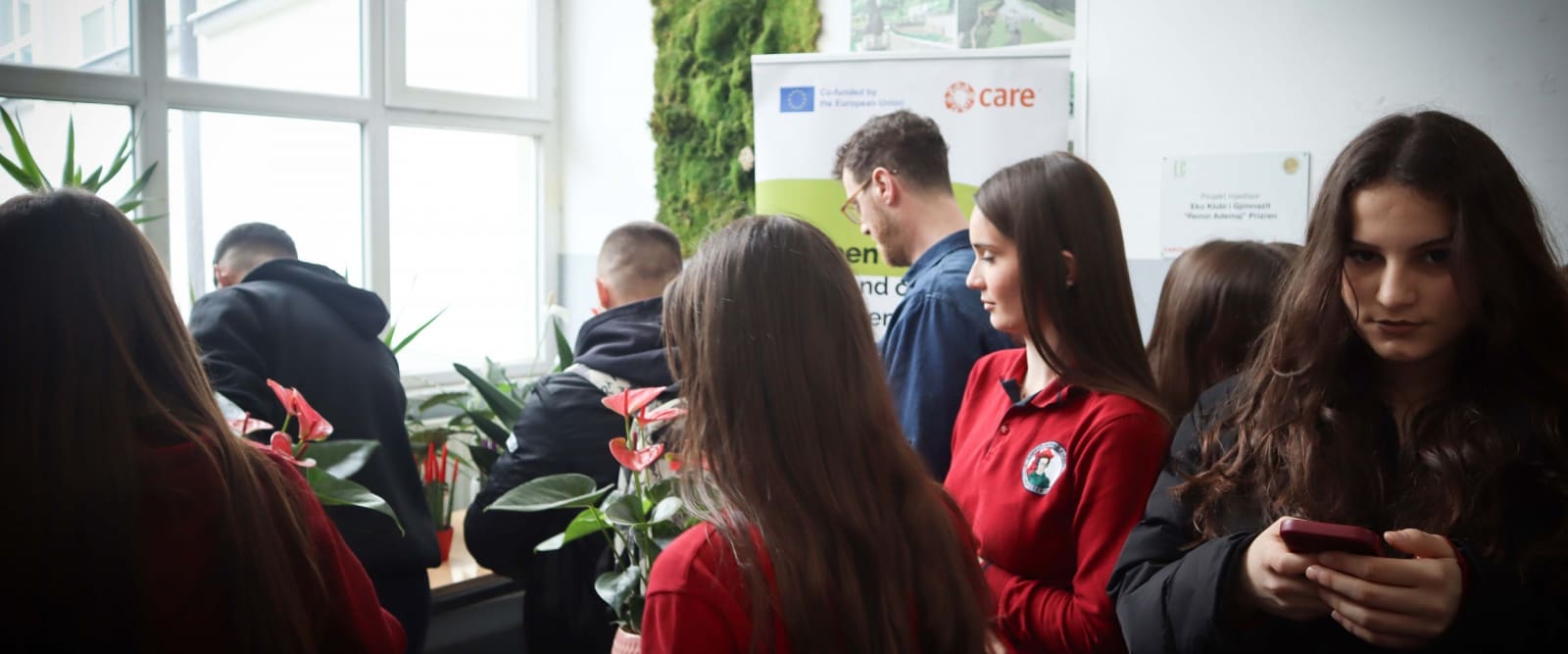 Nx&euml;n&euml;sit e Gjimnazit &ldquo;Remzi Ademaj&rdquo; n&euml; Prizren transformojn&euml; hap&euml;sir&euml;n shkollore me iniciativ&euml;n e gjelb&euml;r