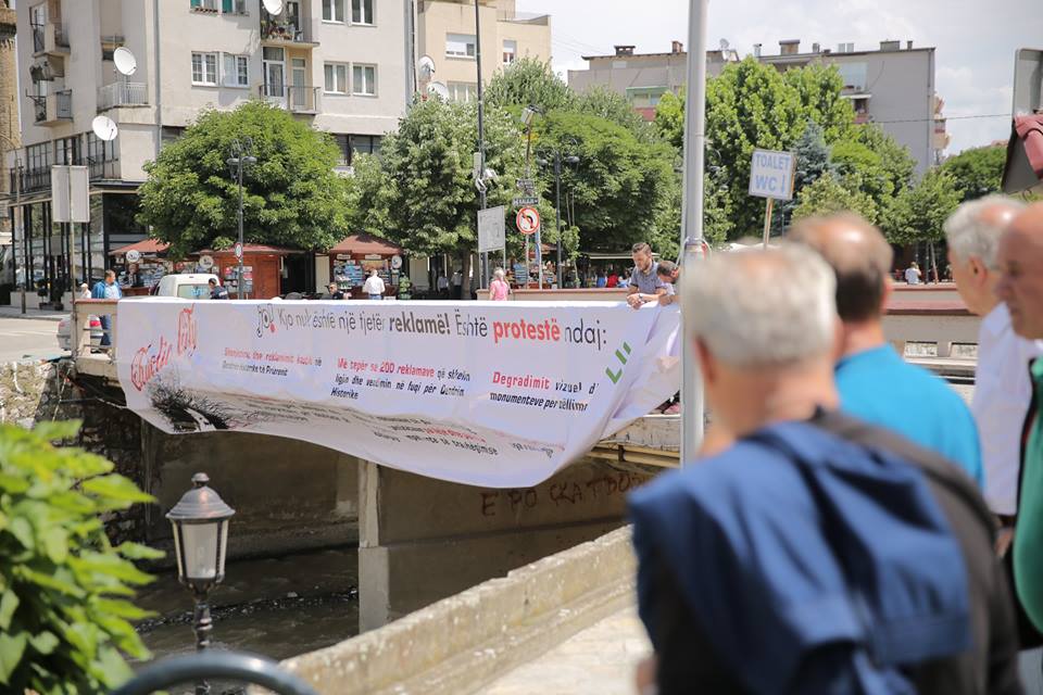 Shenjëzimi dhe reklamimi kaotik në Qendrën Historike të Prizrenit