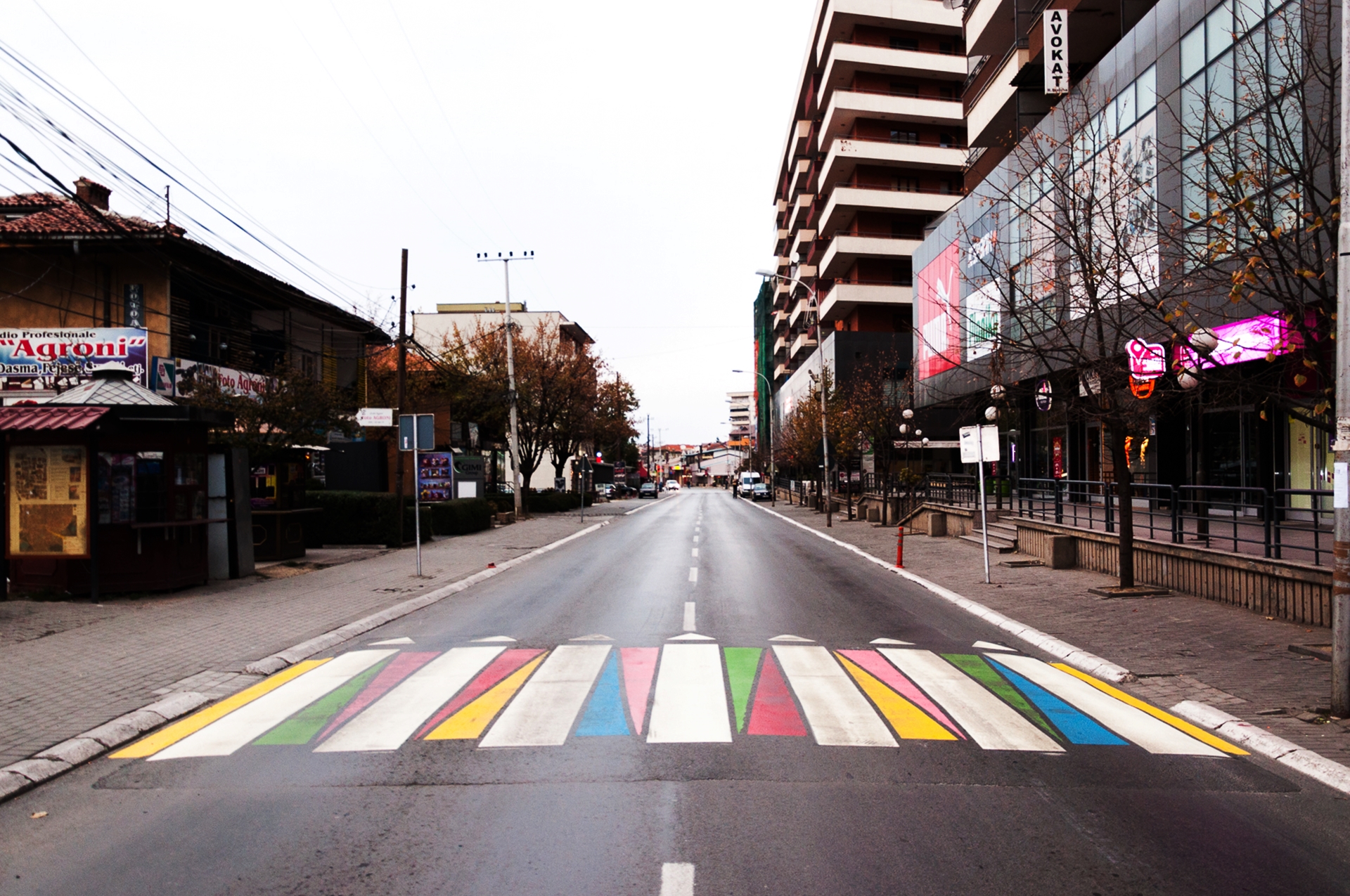 Zebra shumëngjyrëshe, për të shtuar sigurinë në trafik