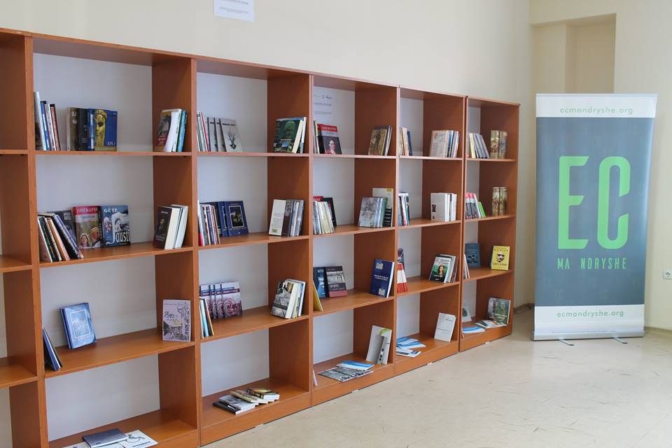 Pasurohet me libra biblioteka e shkollës “Fehmi Agani” në Klinë