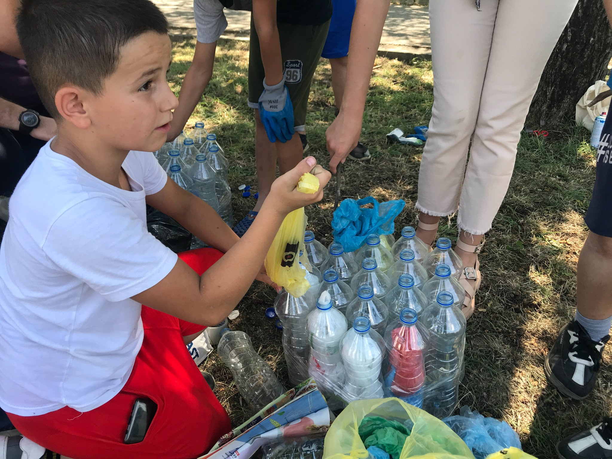 “Ripërdor dhe krijo” - ulëse dhe tavolina të improvizuara nga druri dhe plastika 