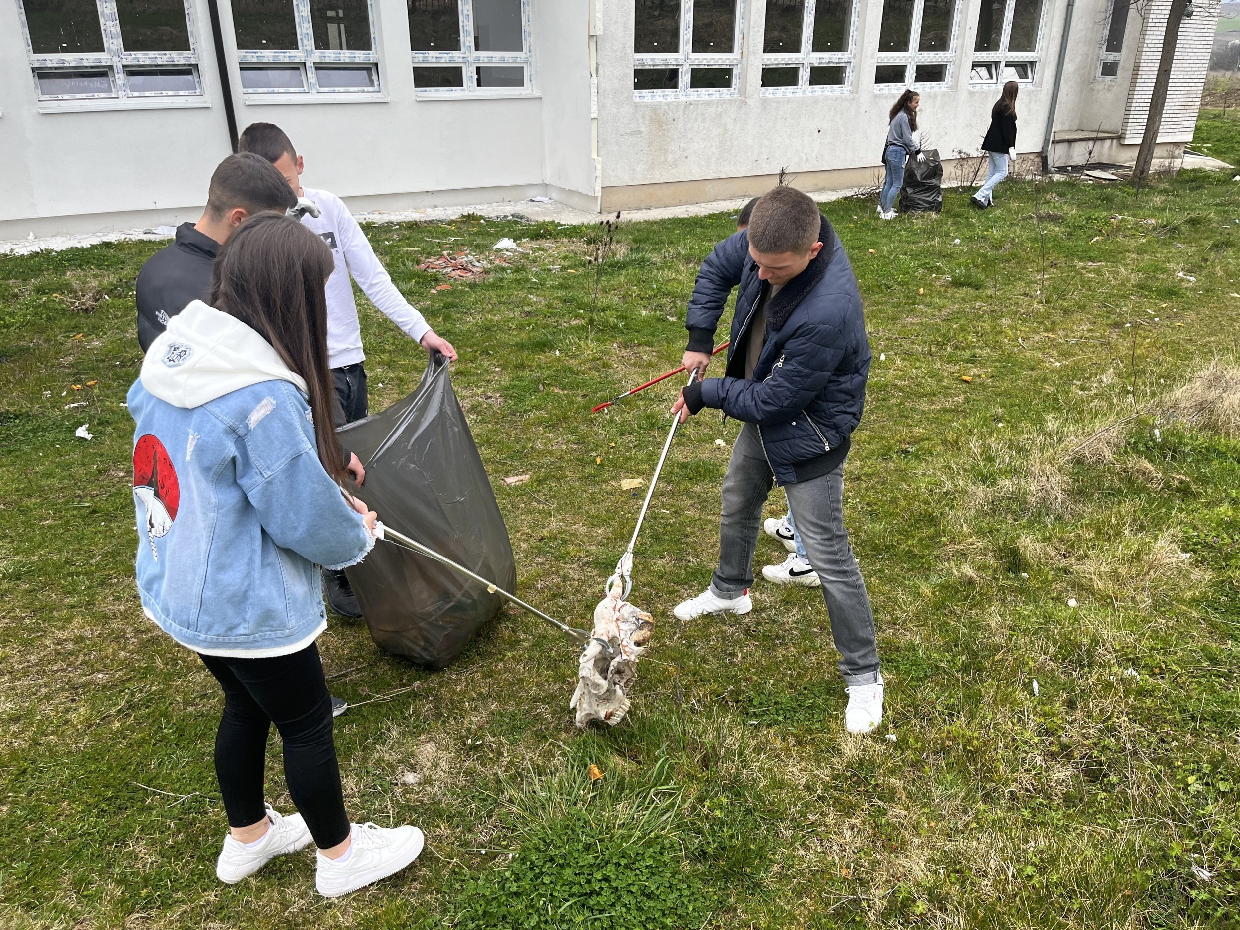 Aksion pastrimi me nxënësit e shkollës së mesme “12 Maji” në Ratkoc