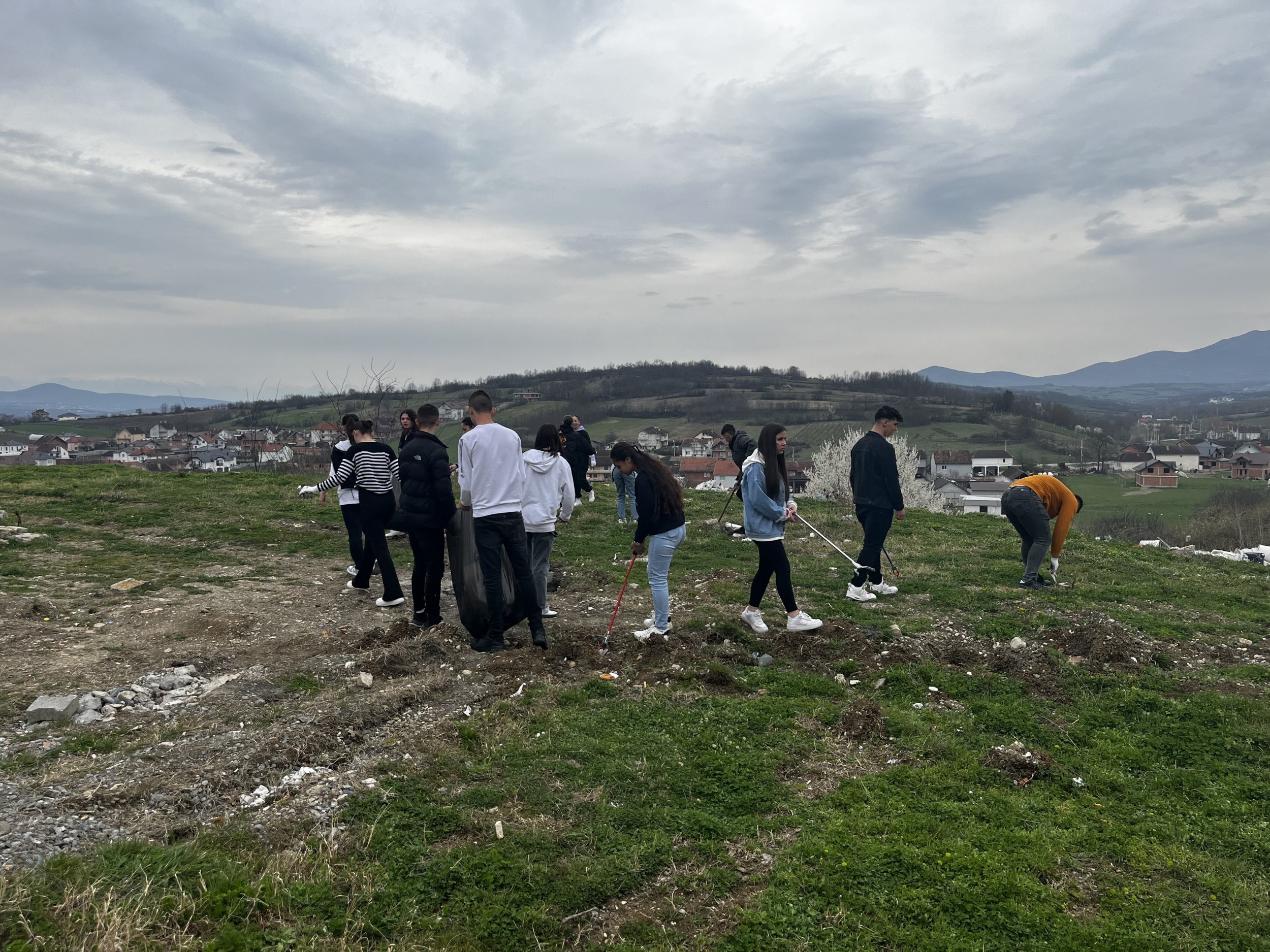 Aksion pastrimi me nxënësit e shkollës së mesme “12 Maji” në Ratkoc