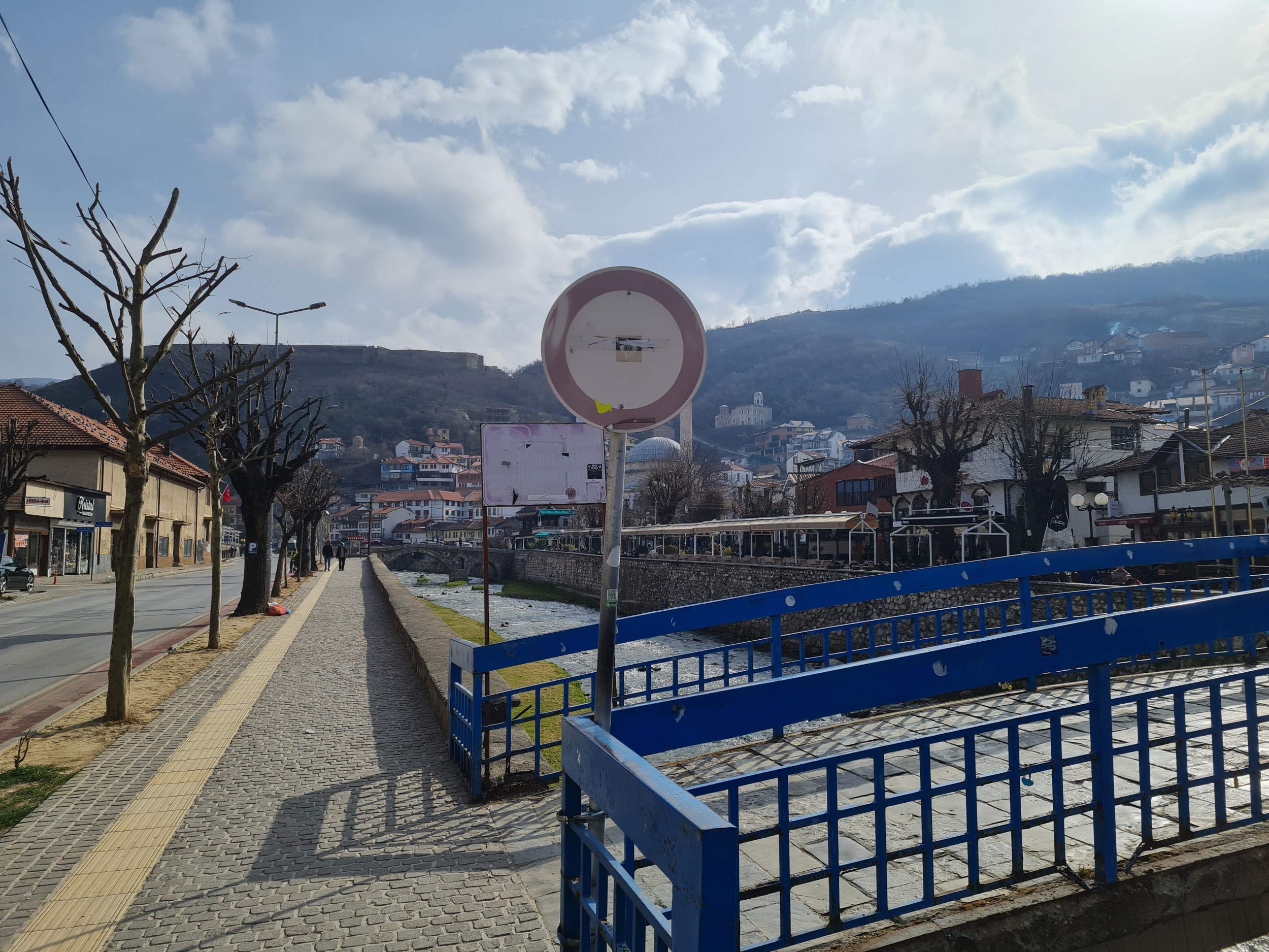 Tabelat e vendosura në “Urën e Naletit” paraqesin pengesë për vizurat e monumenteve të qendrës historike të Prizrenit