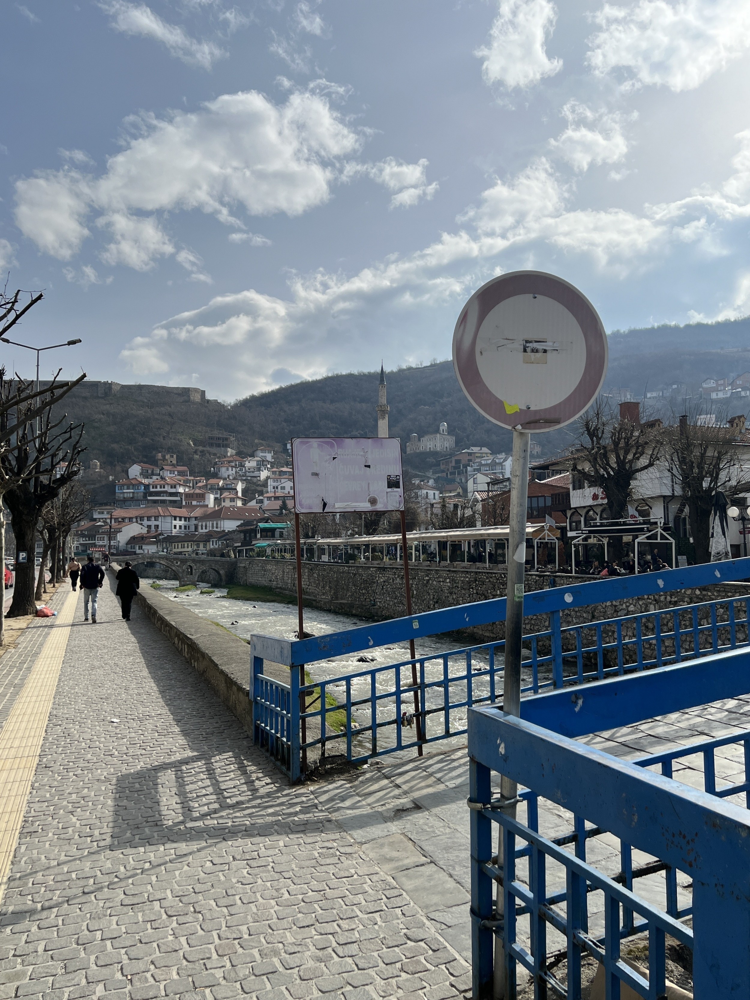 Tabelat e vendosura në “Urën e Naletit” paraqesin pengesë për vizurat e monumenteve të qendrës historike të Prizrenit