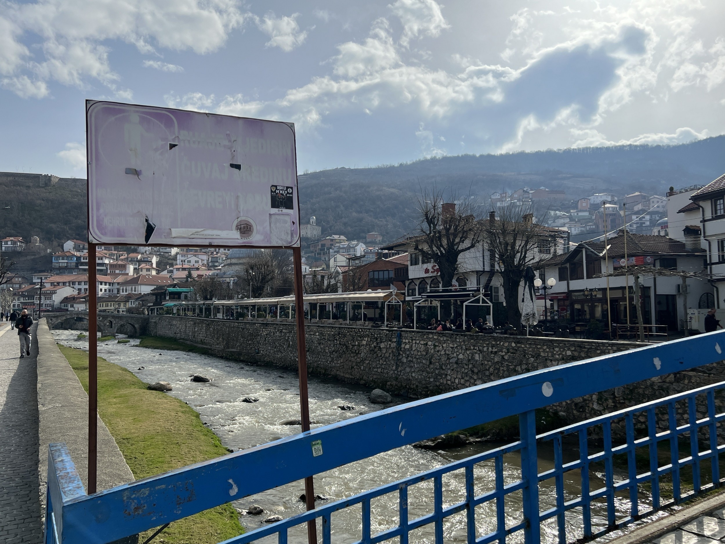 Tabelat e vendosura në “Urën e Naletit” paraqesin pengesë për vizurat e monumenteve të qendrës historike të Prizrenit