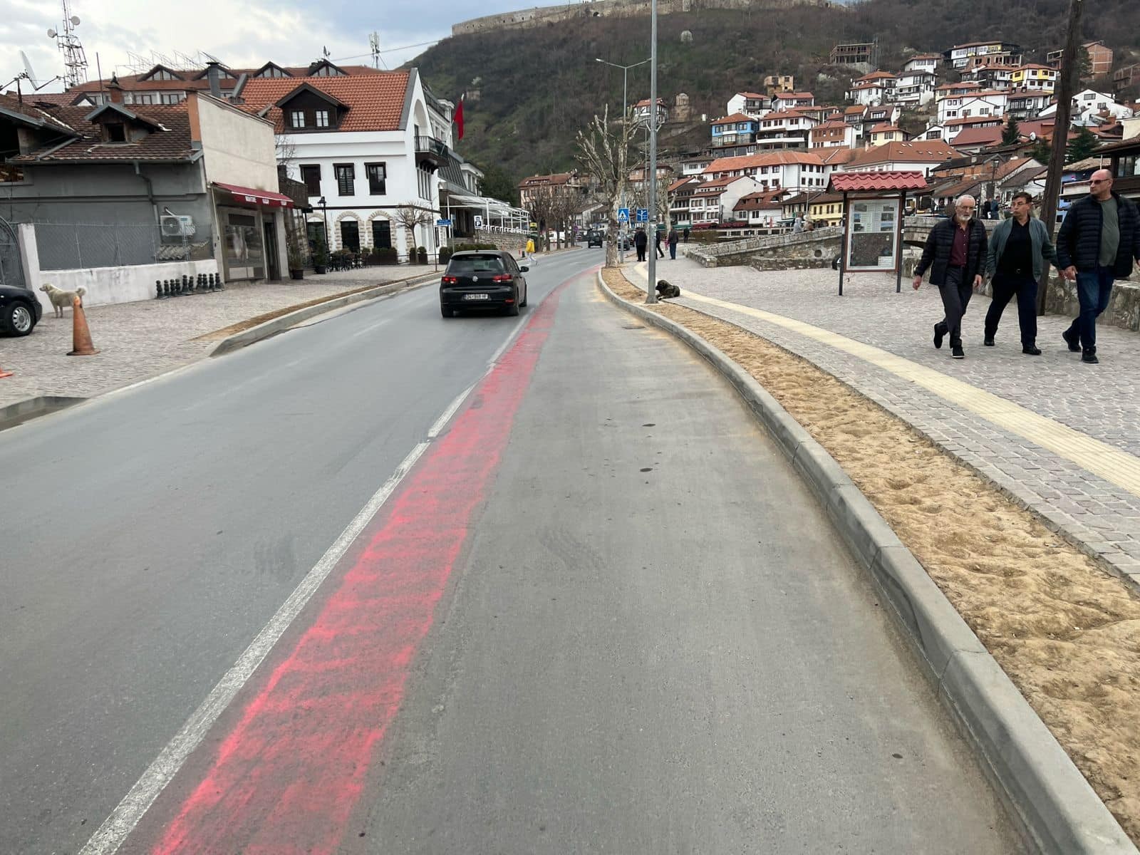 Shenjëzimi horizontal i zbehur përgjatë rrugës unazore rrezikon këmbësorët dhe çiklistët në Prizren