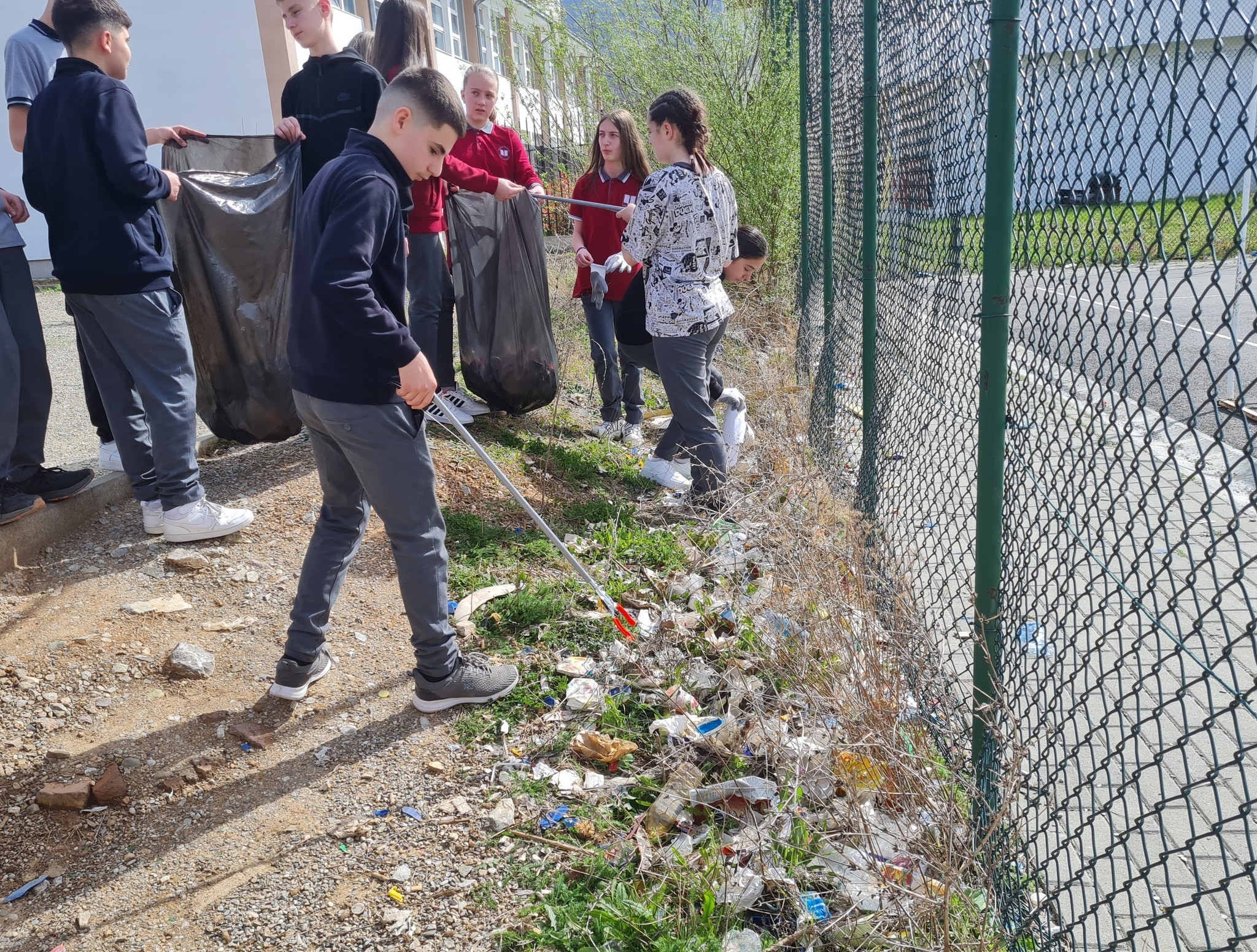 Aksion pastrimi dhe ligjëratë ndërgjegjësuese me nxënësit e SHMU “Gani Saramati” në Prizren