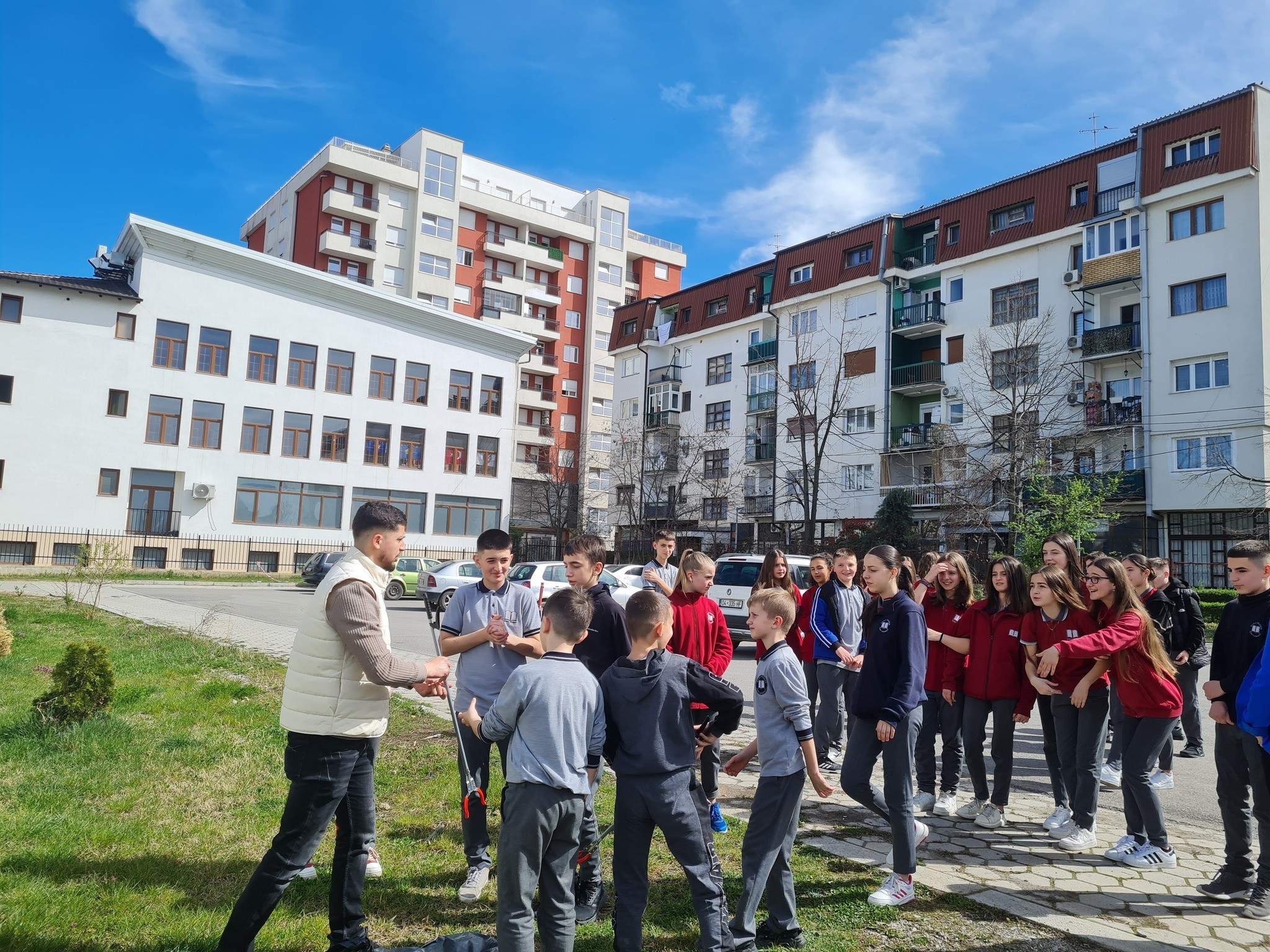 Aksion pastrimi dhe ligjëratë ndërgjegjësuese me nxënësit e SHMU “Gani Saramati” në Prizren