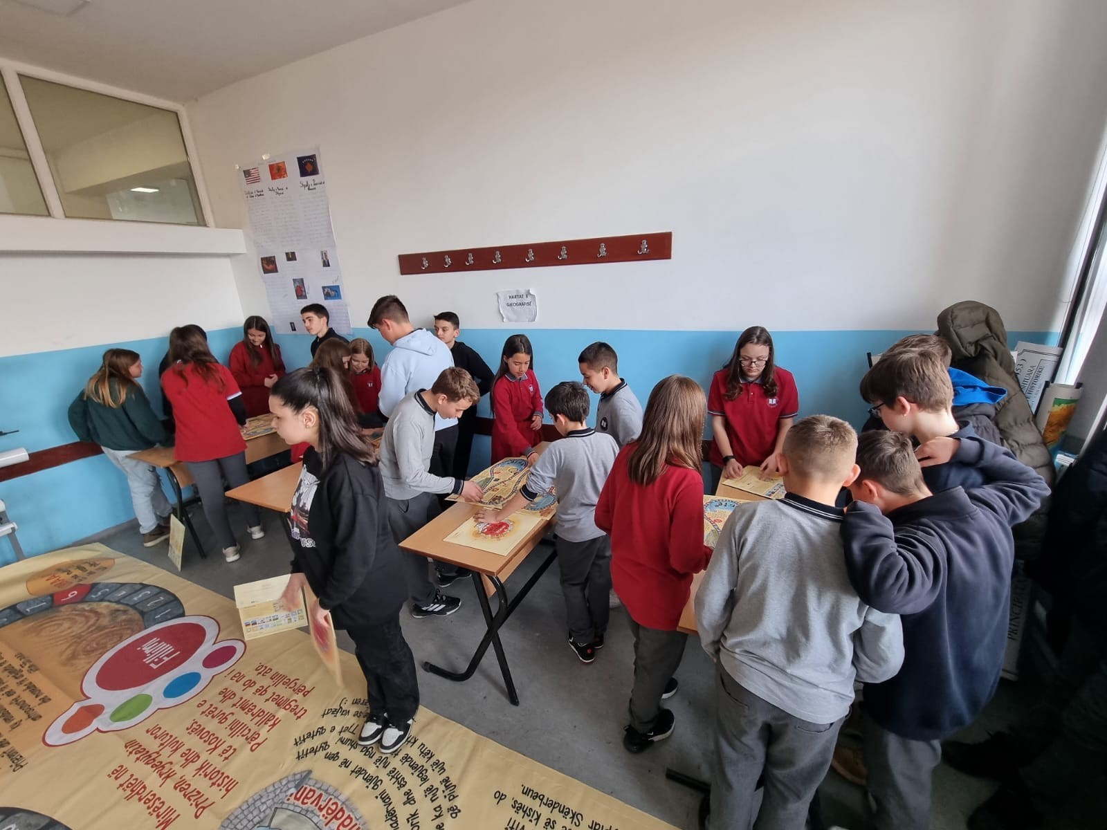 Nxënësit e shkollave “Mustafa Bakiu” e “Gani Saramati” mësojnë dhe argëtohen me lojën “Mos u nxeh Prizren”