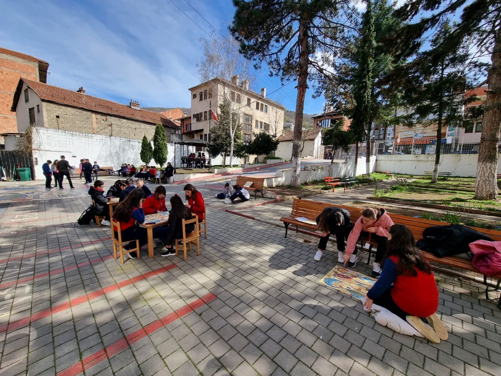 Nxënësit e shkollave “Mustafa Bakiu” e “Gani Saramati” mësojnë dhe argëtohen me lojën “Mos u nxeh Prizren”