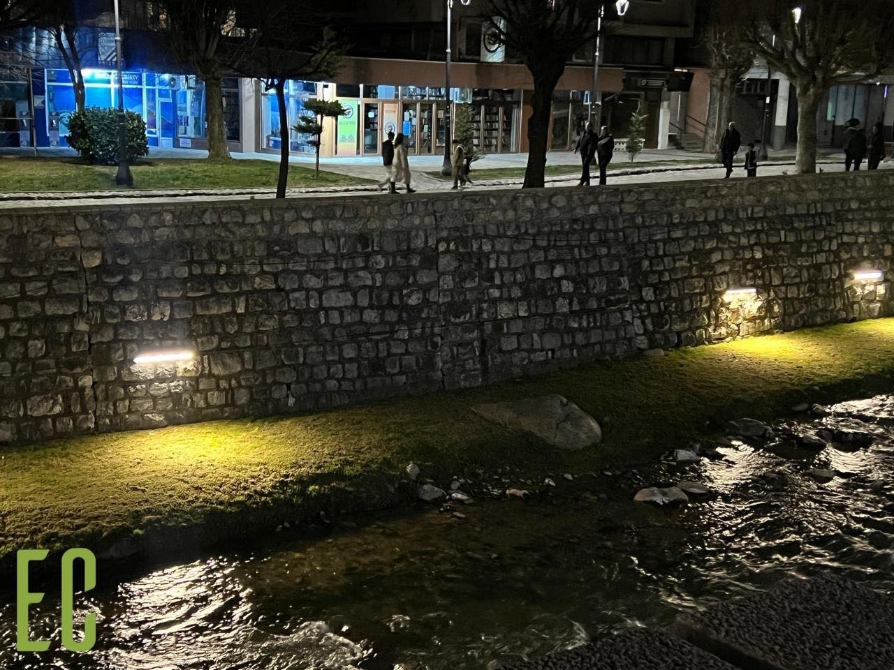 Ndriçimi i vendosur në brigjet e lumit dhe në unazën e qytetit pa mirëmbajtje të duhur