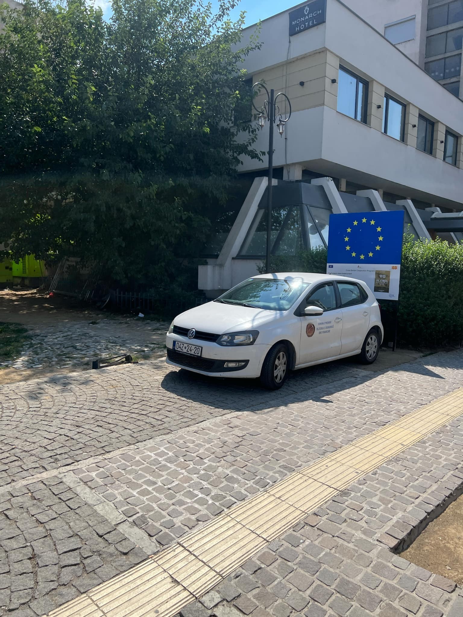 Parkimi i automjeteve zyrtare cenon integritetin e minares së Xhamisë së Arastës në Prizren