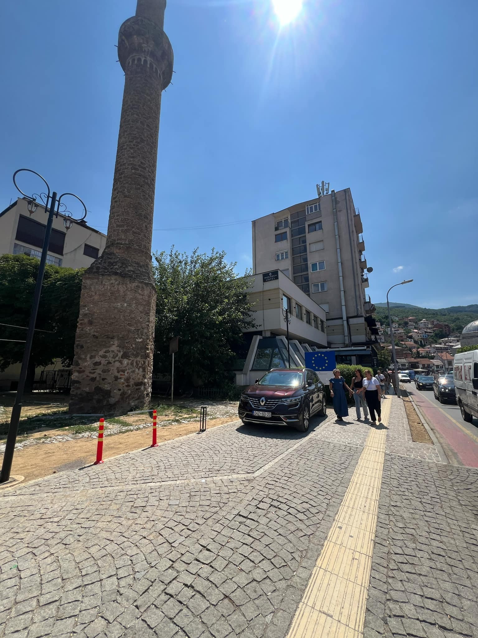Parkimi i automjeteve zyrtare cenon integritetin e minares së Xhamisë së Arastës në Prizren