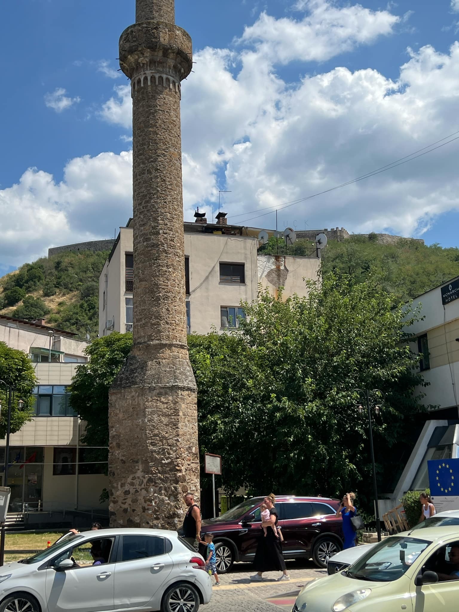 Parkimi i automjeteve zyrtare cenon integritetin e minares së Xhamisë së Arastës në Prizren