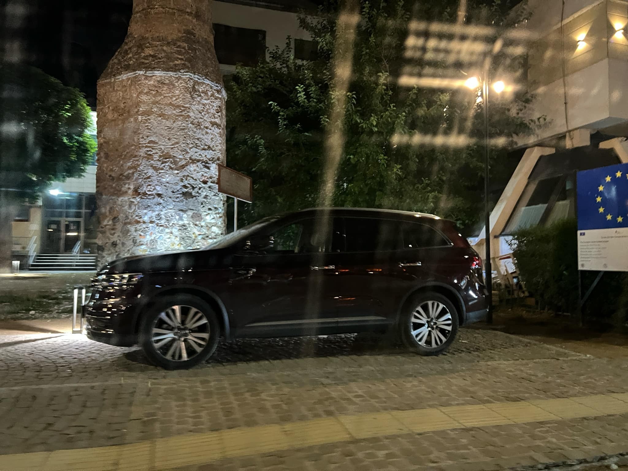 Parkimi i automjeteve zyrtare cenon integritetin e minares së Xhamisë së Arastës në Prizren