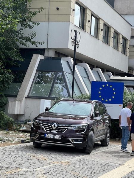 Parkimi i automjeteve zyrtare cenon integritetin e minares së Xhamisë së Arastës në Prizren