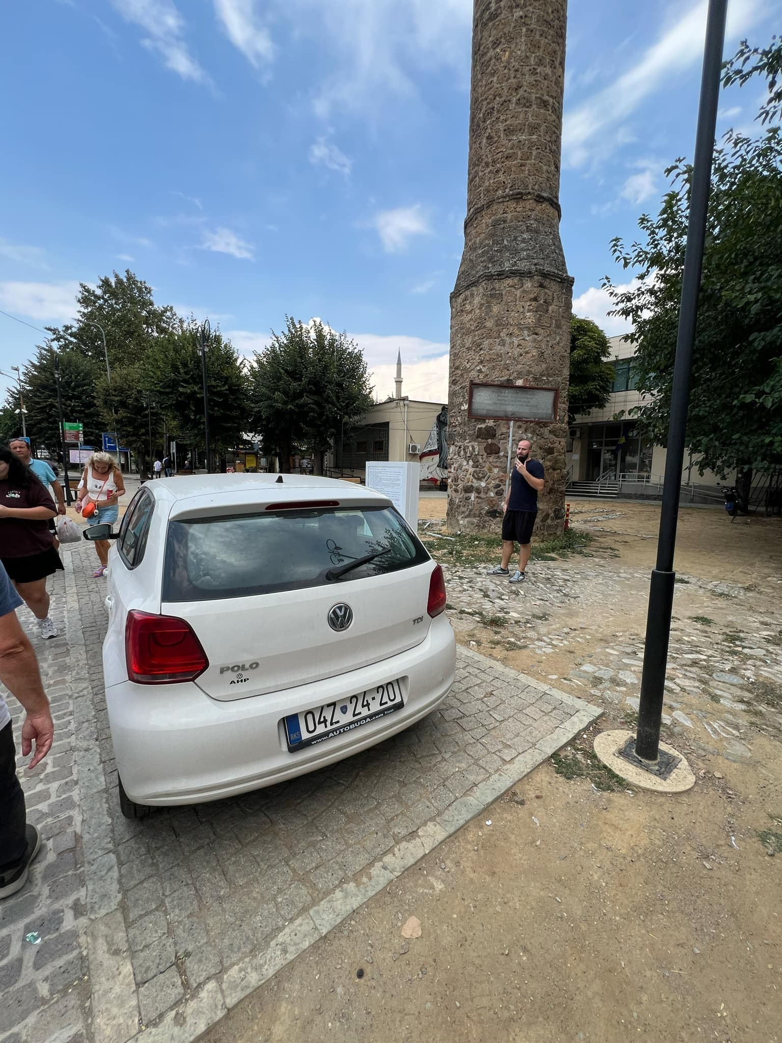 Parkimi i automjeteve zyrtare cenon integritetin e minares së Xhamisë së Arastës në Prizren