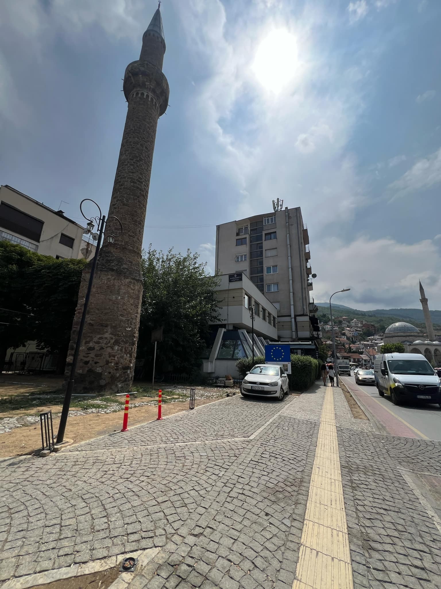 Parkimi i automjeteve zyrtare cenon integritetin e minares së Xhamisë së Arastës në Prizren