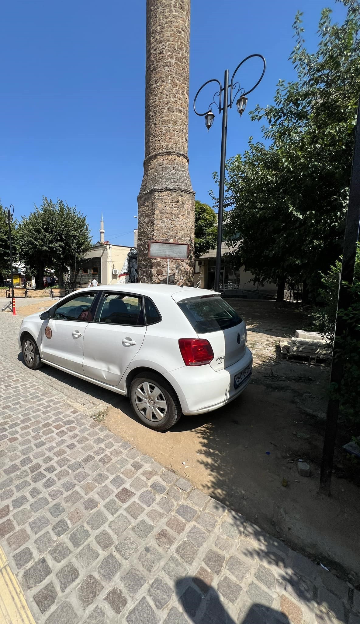Parkimi i automjeteve zyrtare cenon integritetin e minares së Xhamisë së Arastës në Prizren
