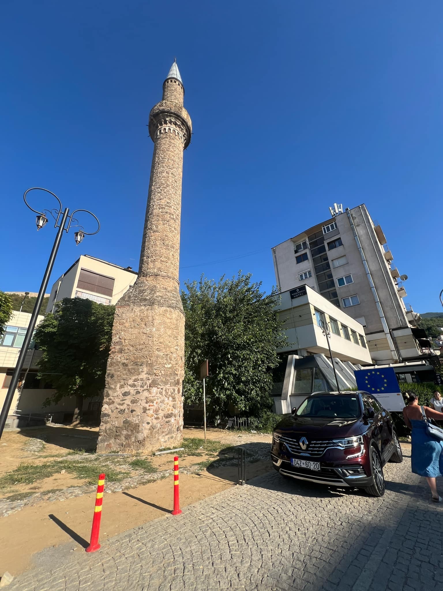 Parkimi i automjeteve zyrtare cenon integritetin e minares së Xhamisë së Arastës në Prizren