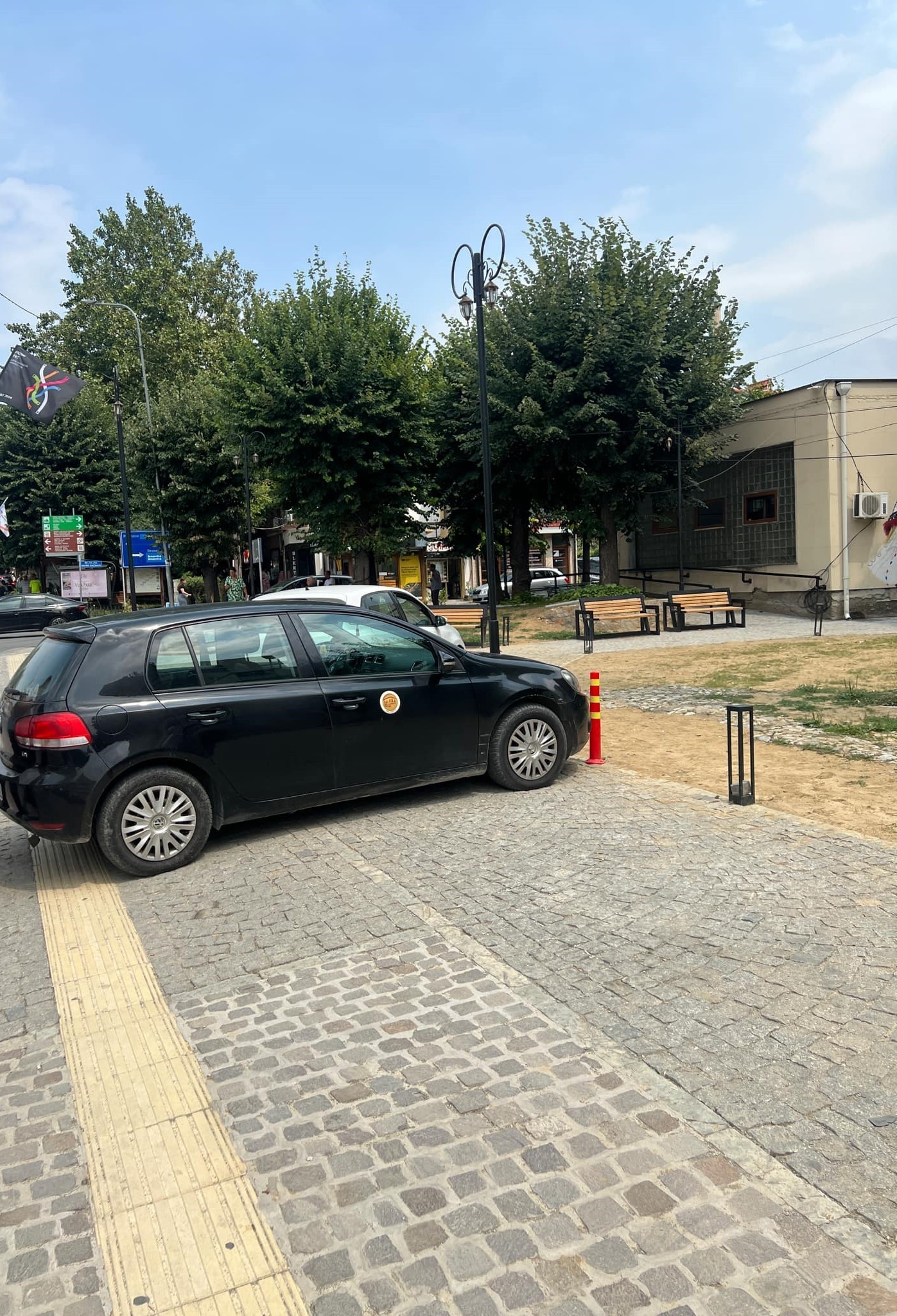 Parkimi i automjeteve zyrtare cenon integritetin e minares së Xhamisë së Arastës në Prizren