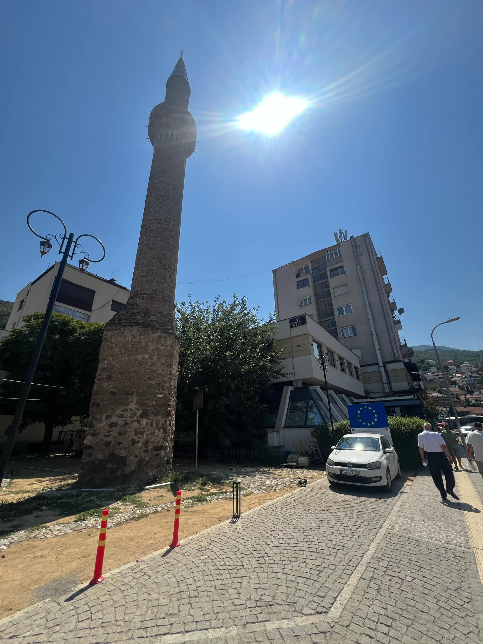 Parkimi i automjeteve zyrtare cenon integritetin e minares së Xhamisë së Arastës në Prizren