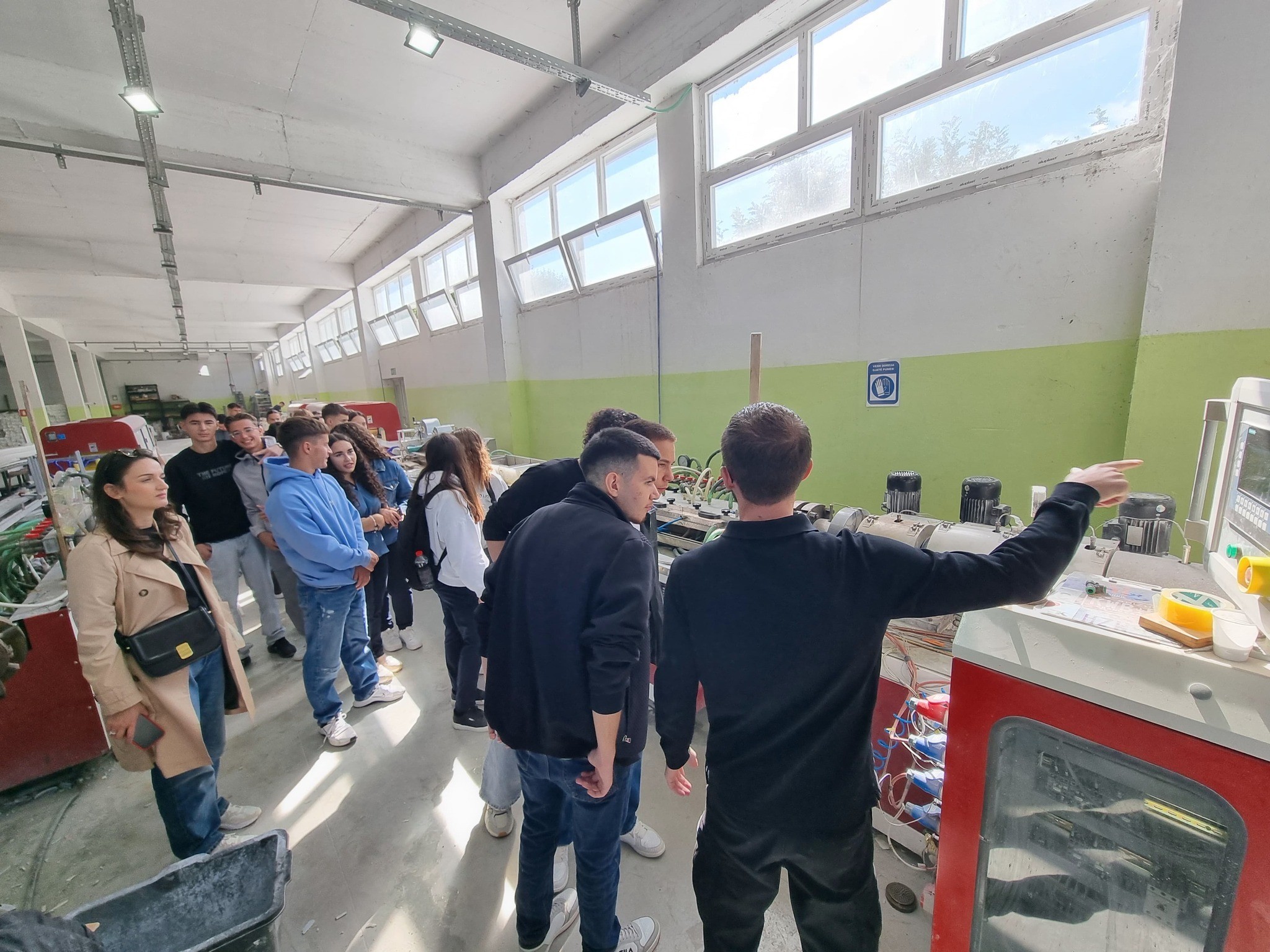Eko klubet vizitojnë qendrat për riciklimin e plastikës dhe xhamit