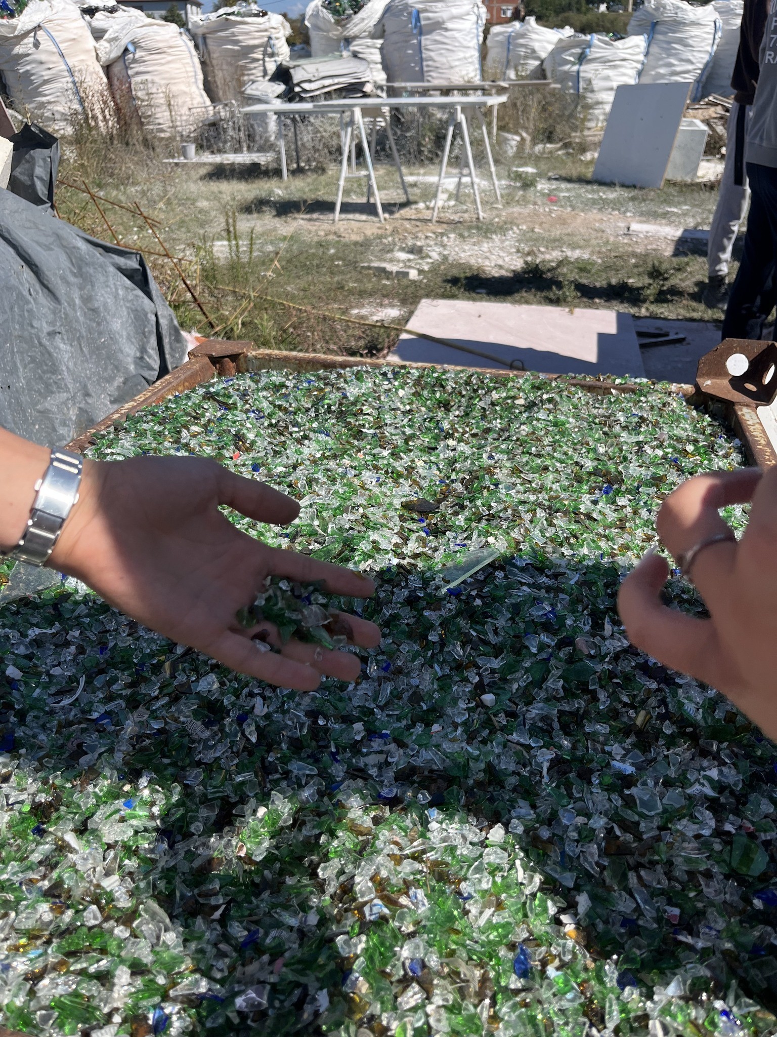 Eko klubet vizitojnë qendrat për riciklimin e plastikës dhe xhamit