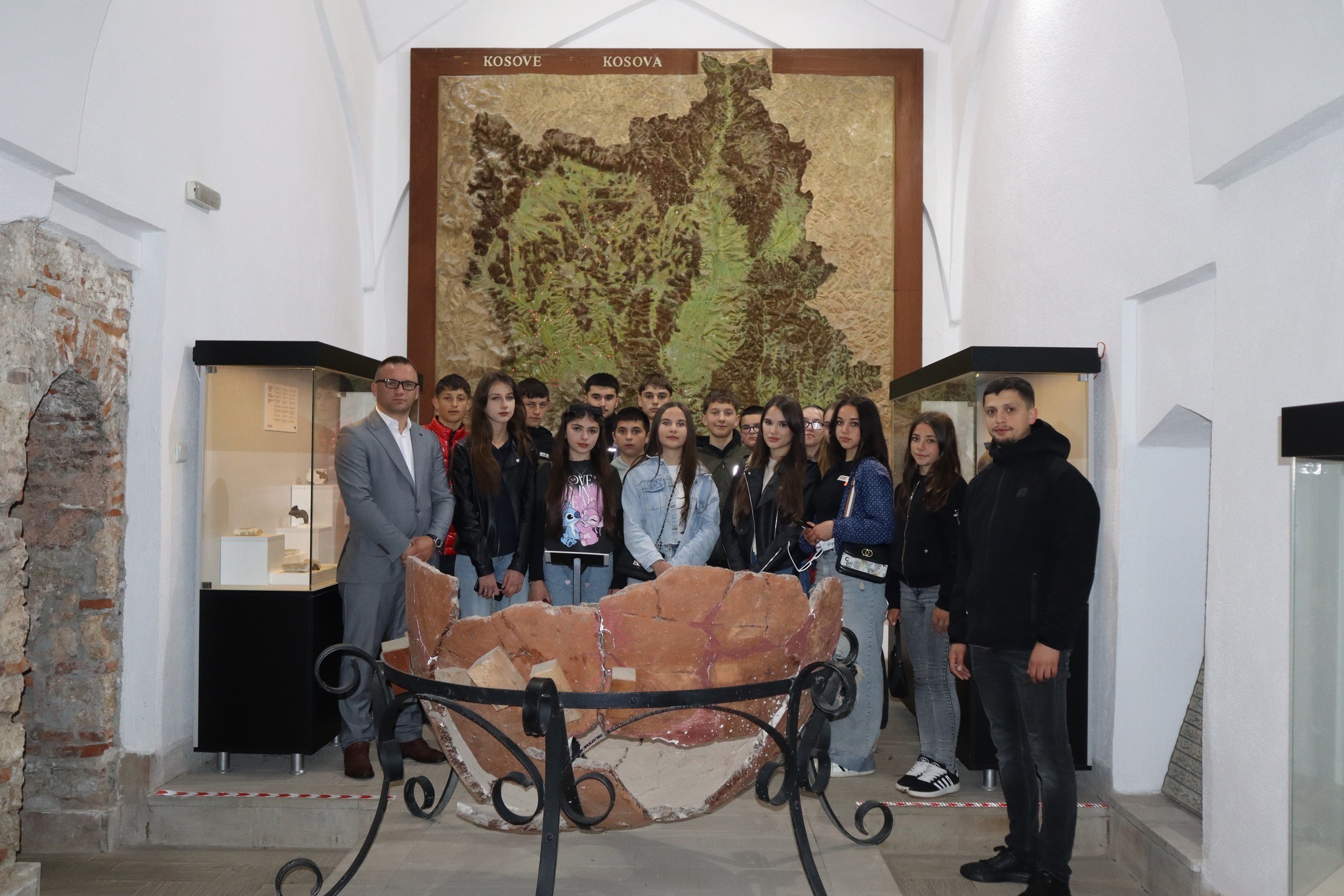 Nxënësit e fshatit Skorobisht vizitojnë muzetë dhe monumentet në Prizren për nder të Ditës Ndërkombëtare të Muzeve