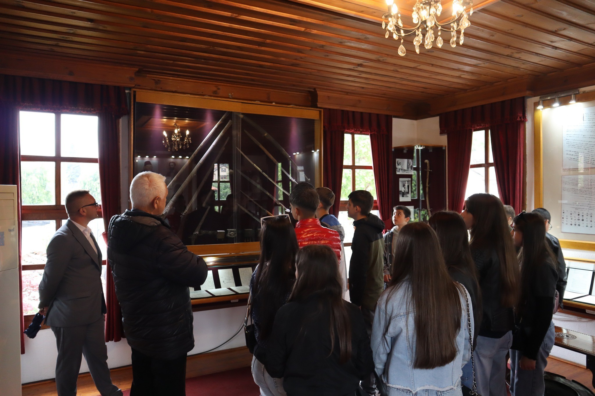 Nxënësit e fshatit Skorobisht vizitojnë muzetë dhe monumentet në Prizren për nder të Ditës Ndërkombëtare të Muzeve