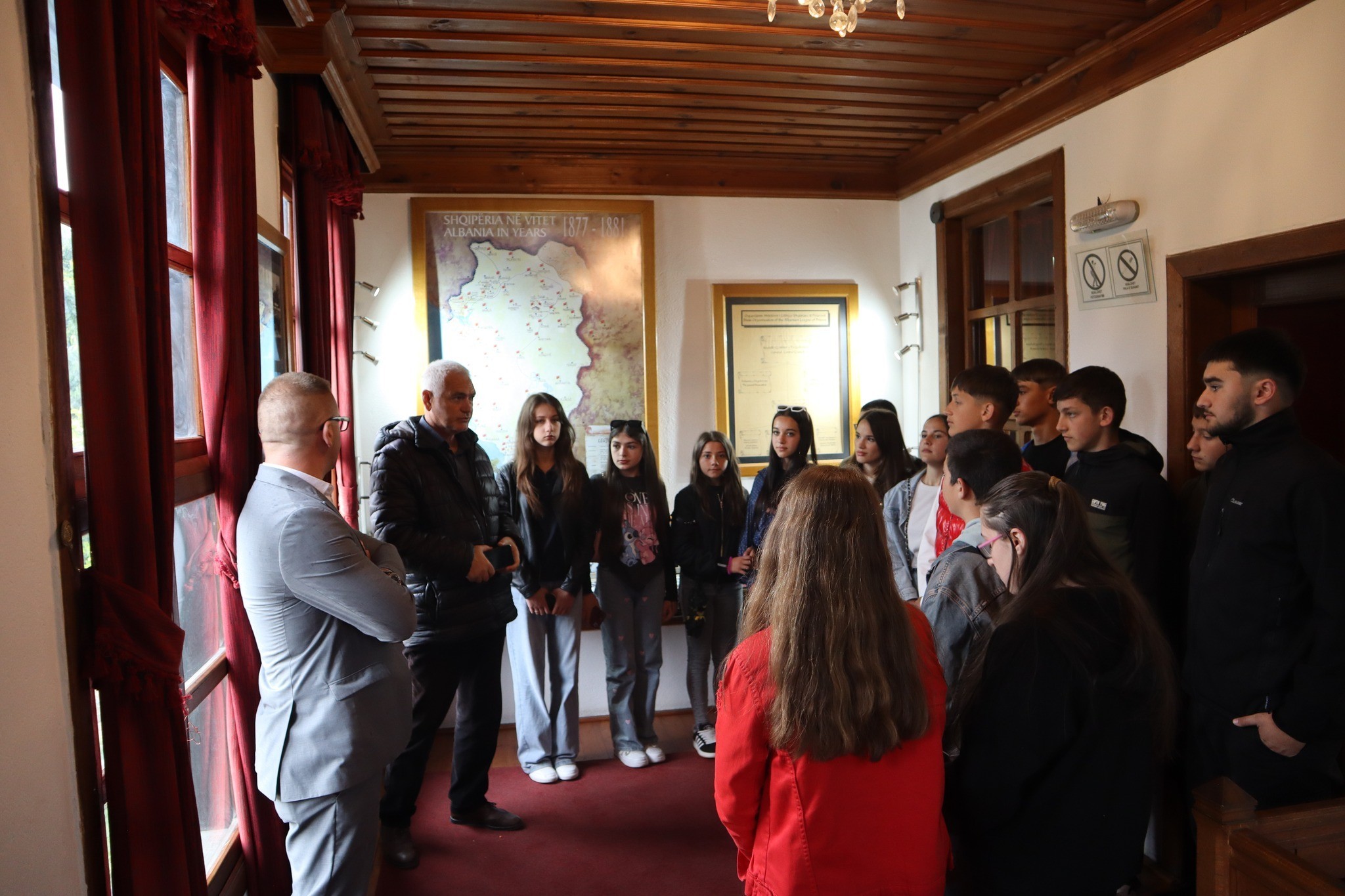 Nxënësit e fshatit Skorobisht vizitojnë muzetë dhe monumentet në Prizren për nder të Ditës Ndërkombëtare të Muzeve