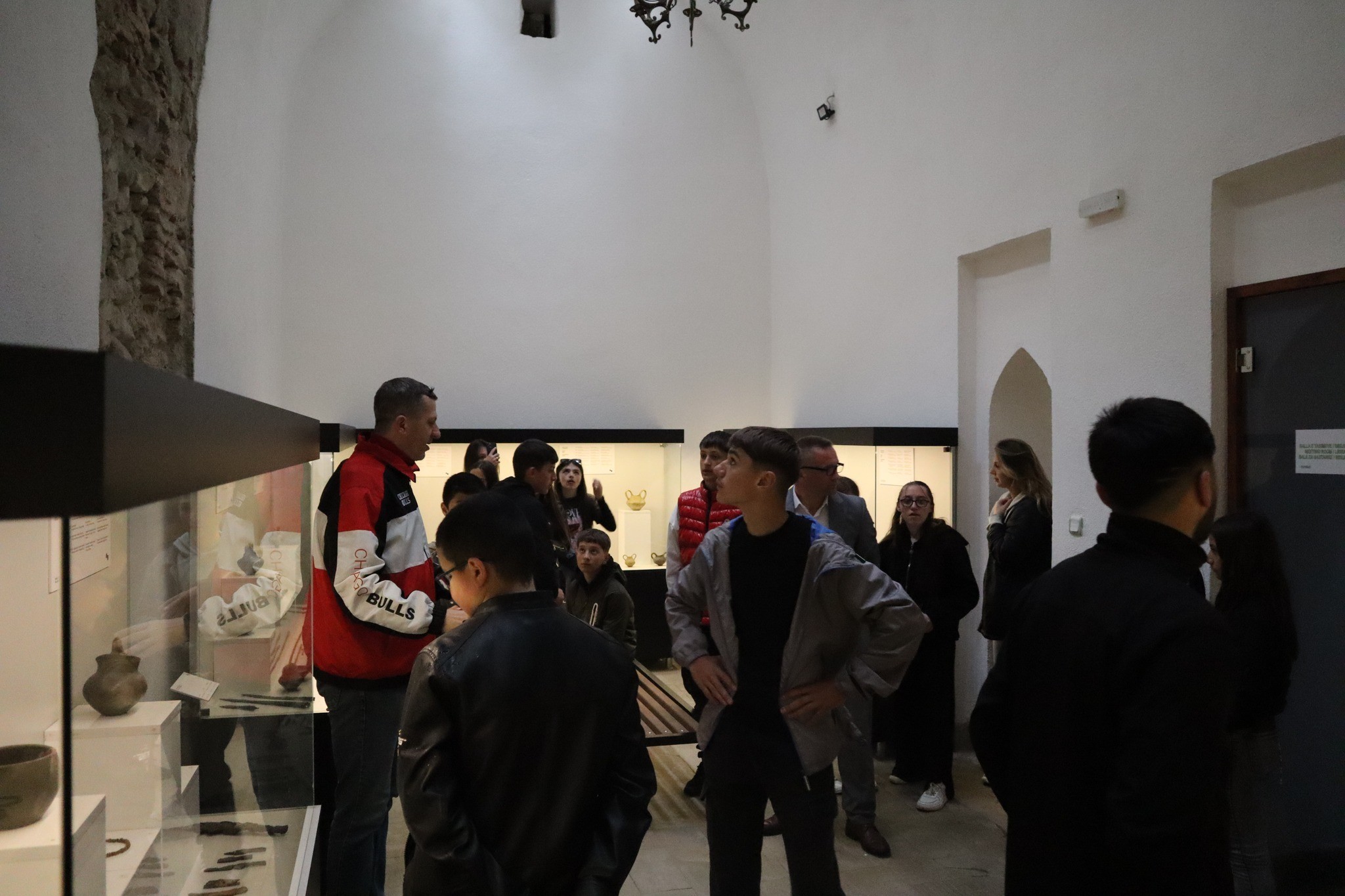 Nxënësit e fshatit Skorobisht vizitojnë muzetë dhe monumentet në Prizren për nder të Ditës Ndërkombëtare të Muzeve