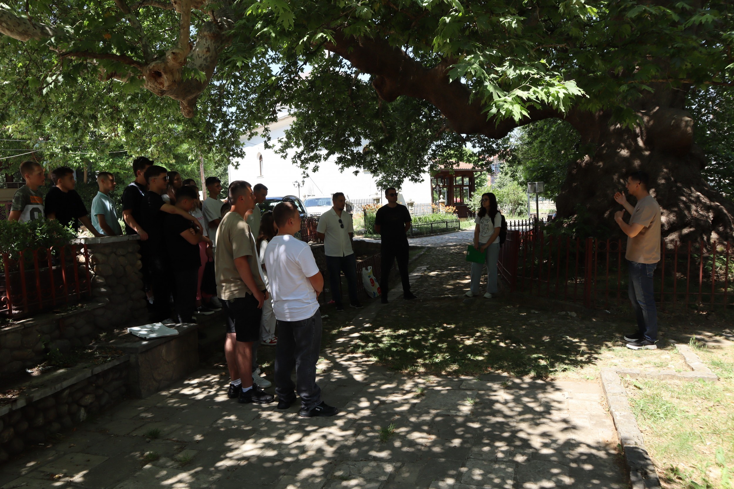 Nxënësit nga Novobërda vizitojnë asetet e trashëgimisë kulturore në Prizren