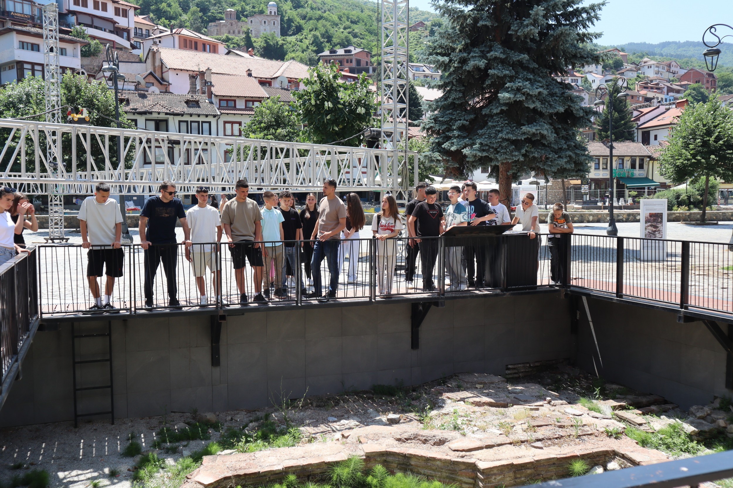 Nxënësit nga Novobërda vizitojnë asetet e trashëgimisë kulturore në Prizren