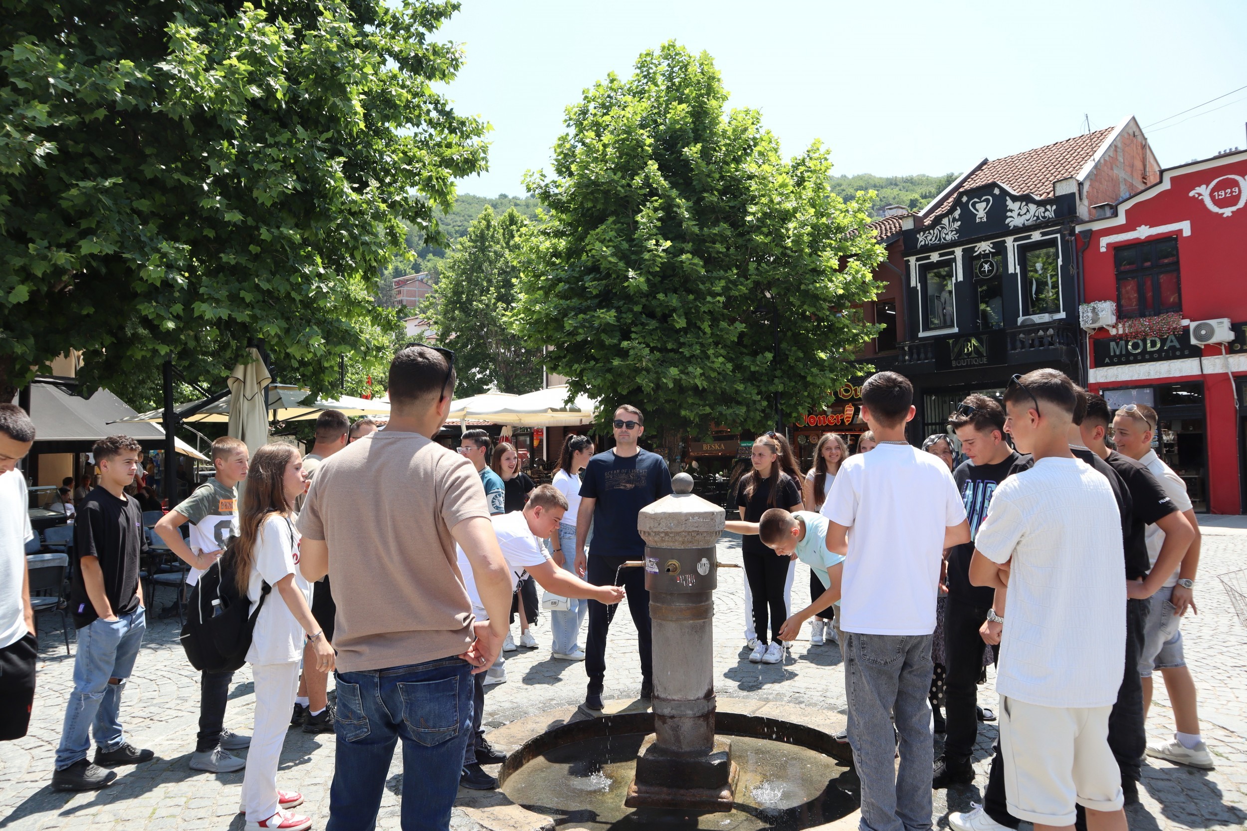 Nxënësit nga Novobërda vizitojnë asetet e trashëgimisë kulturore në Prizren