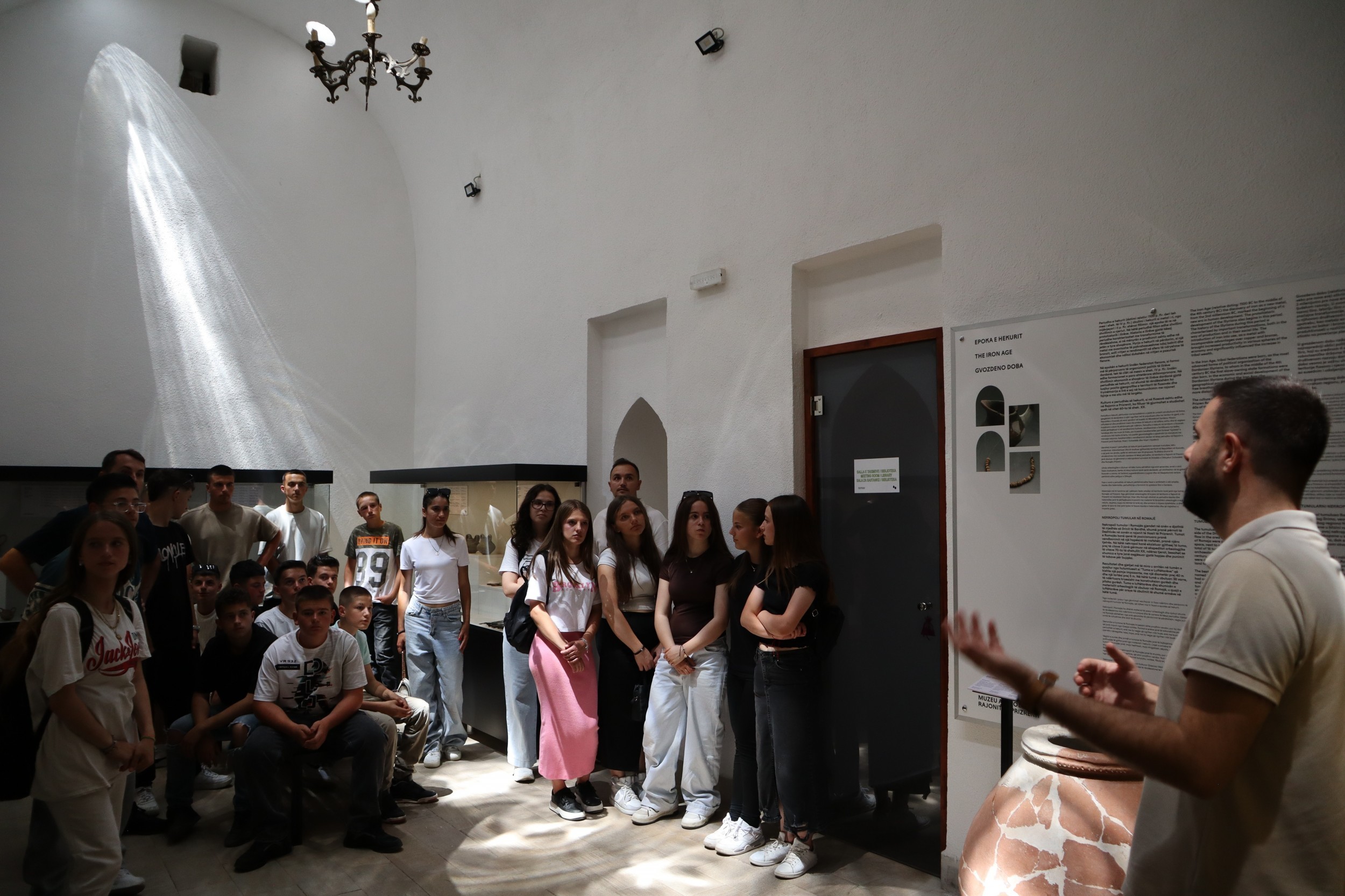 Nxënësit nga Novobërda vizitojnë asetet e trashëgimisë kulturore në Prizren