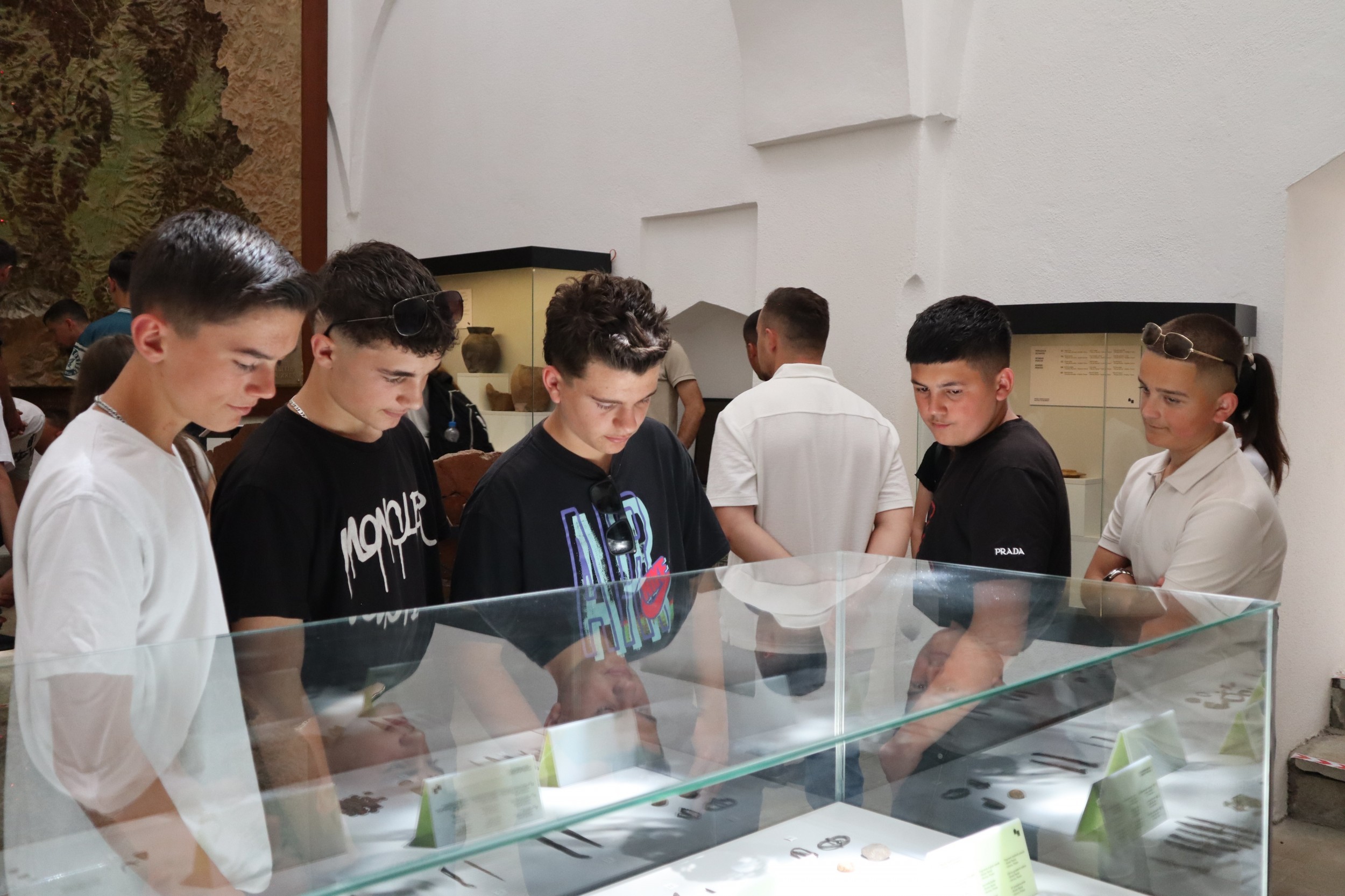 Nxënësit nga Novobërda vizitojnë asetet e trashëgimisë kulturore në Prizren