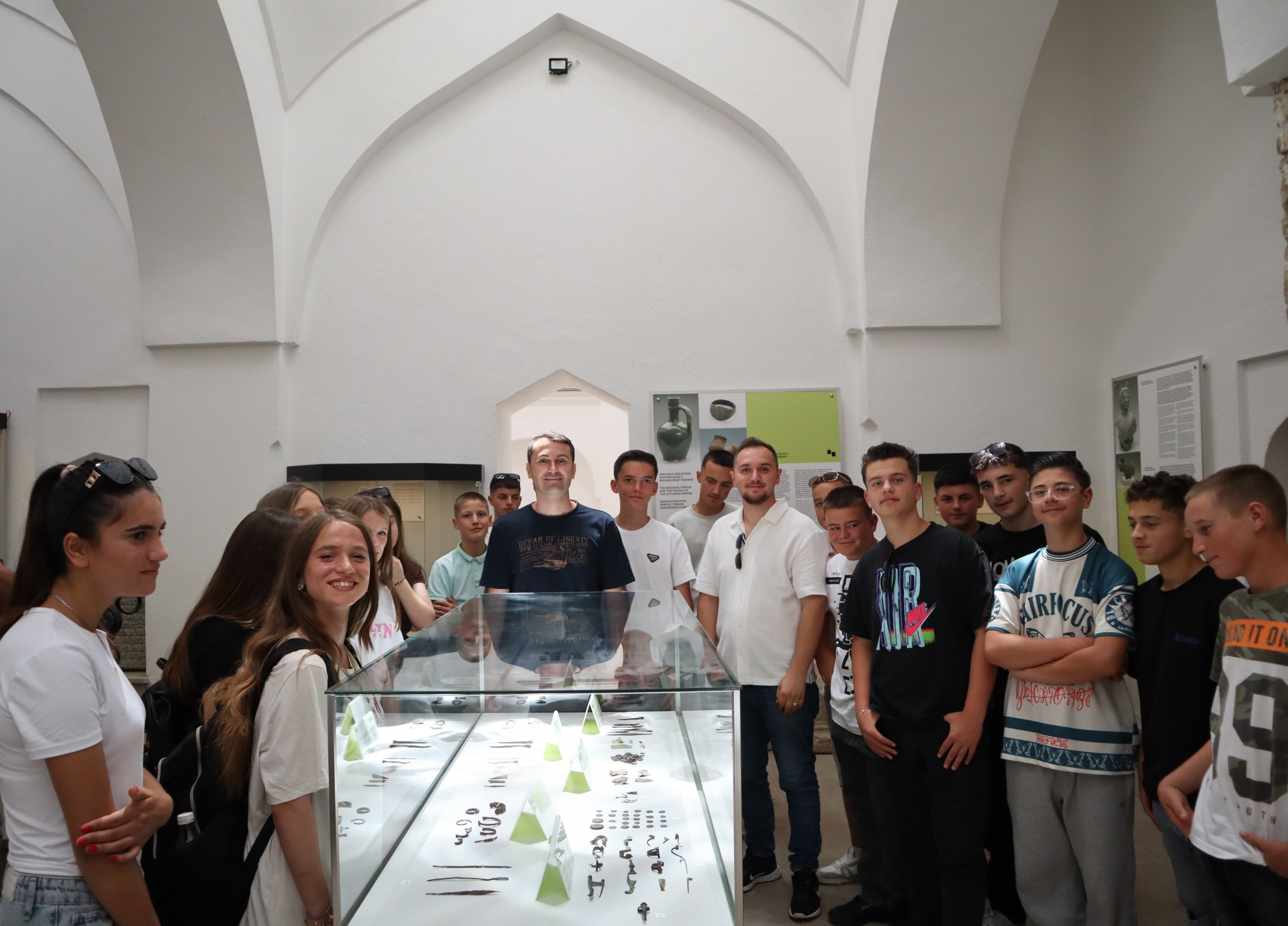 Nxënësit nga Novobërda vizitojnë asetet e trashëgimisë kulturore në Prizren