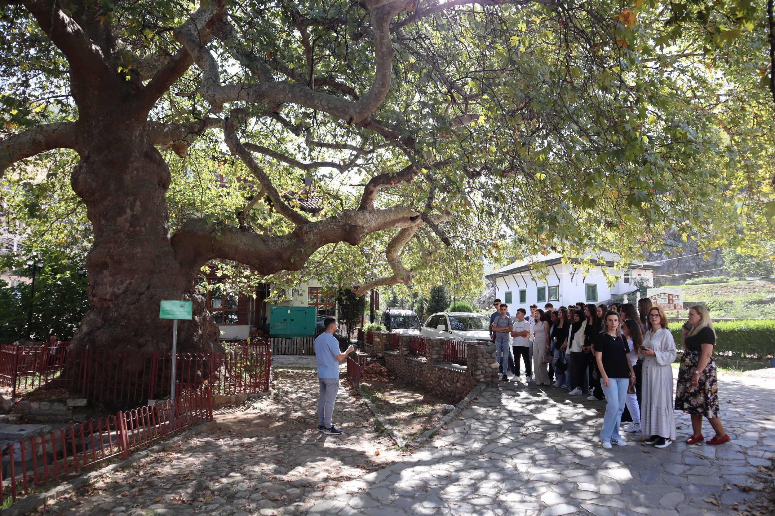 Nxënësit nga Dragashi vizitojnë asetet e trashëgimisë kulturore në Prizren