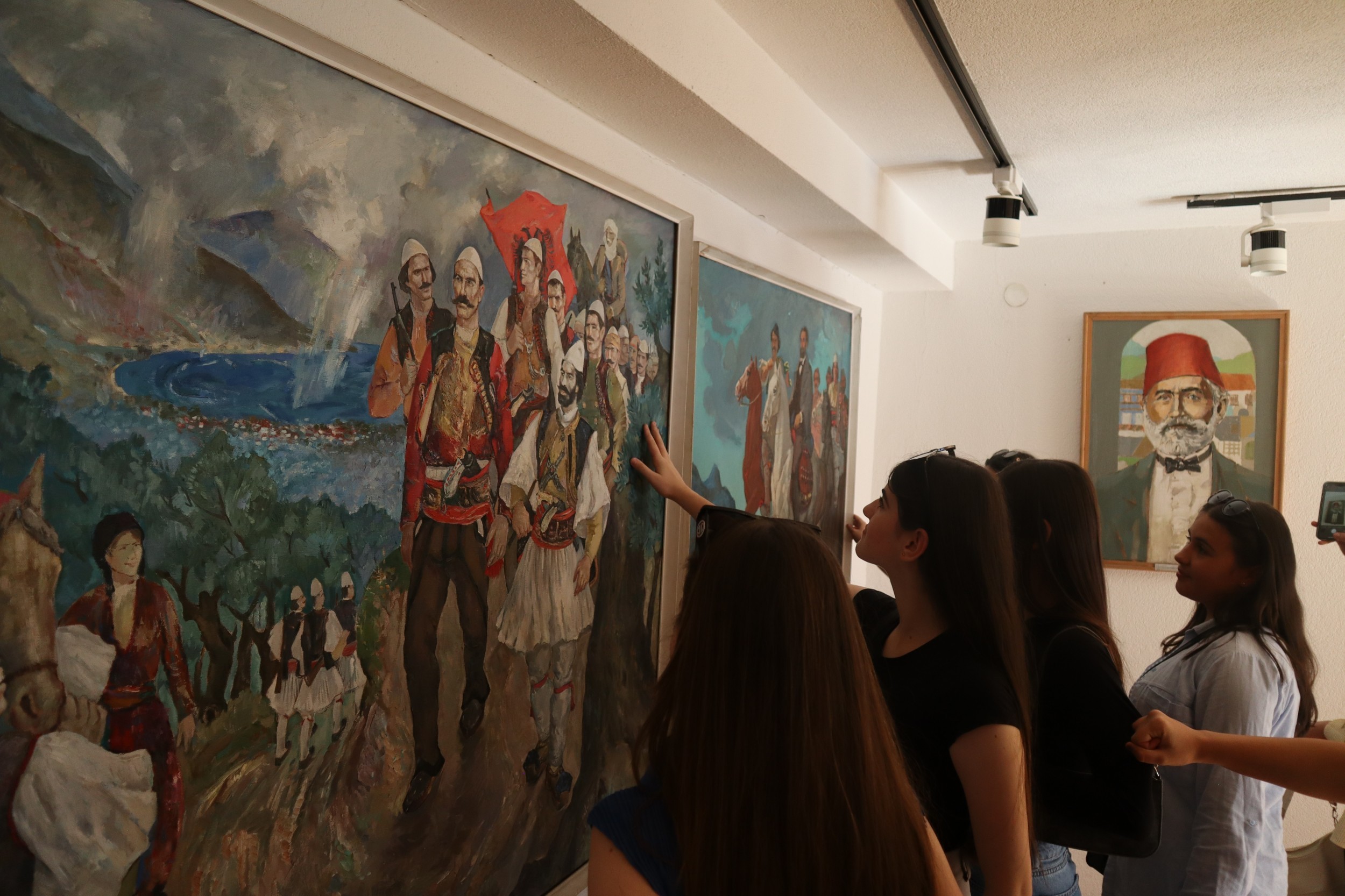 Nxënësit nga Dragashi vizitojnë asetet e trashëgimisë kulturore në Prizren