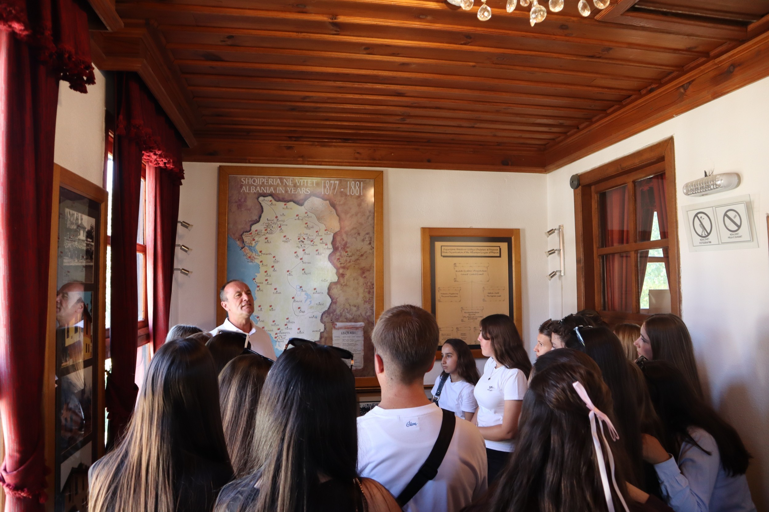 Nxënësit nga Dragashi vizitojnë asetet e trashëgimisë kulturore në Prizren
