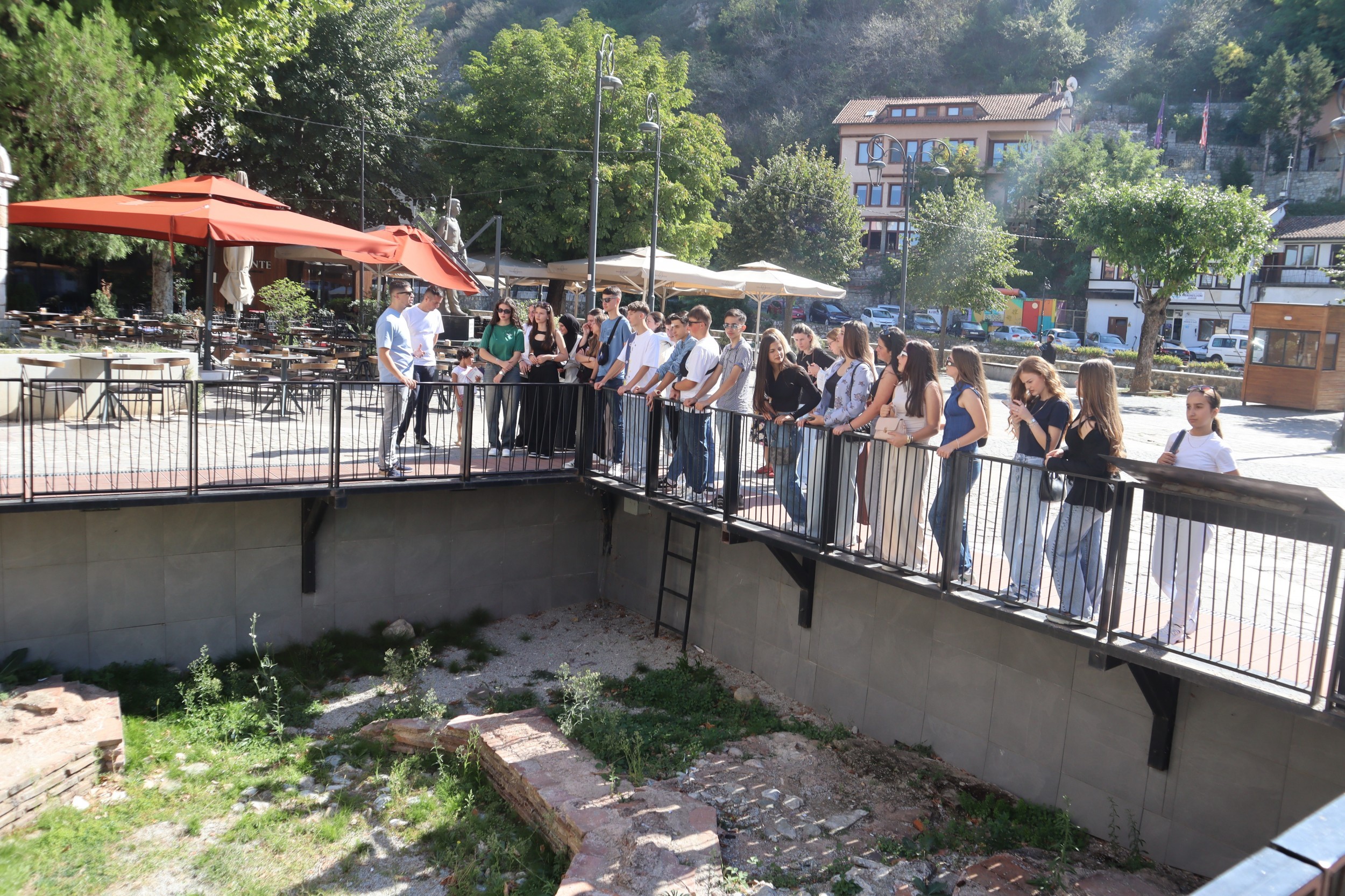 Nxënësit nga Dragashi vizitojnë asetet e trashëgimisë kulturore në Prizren