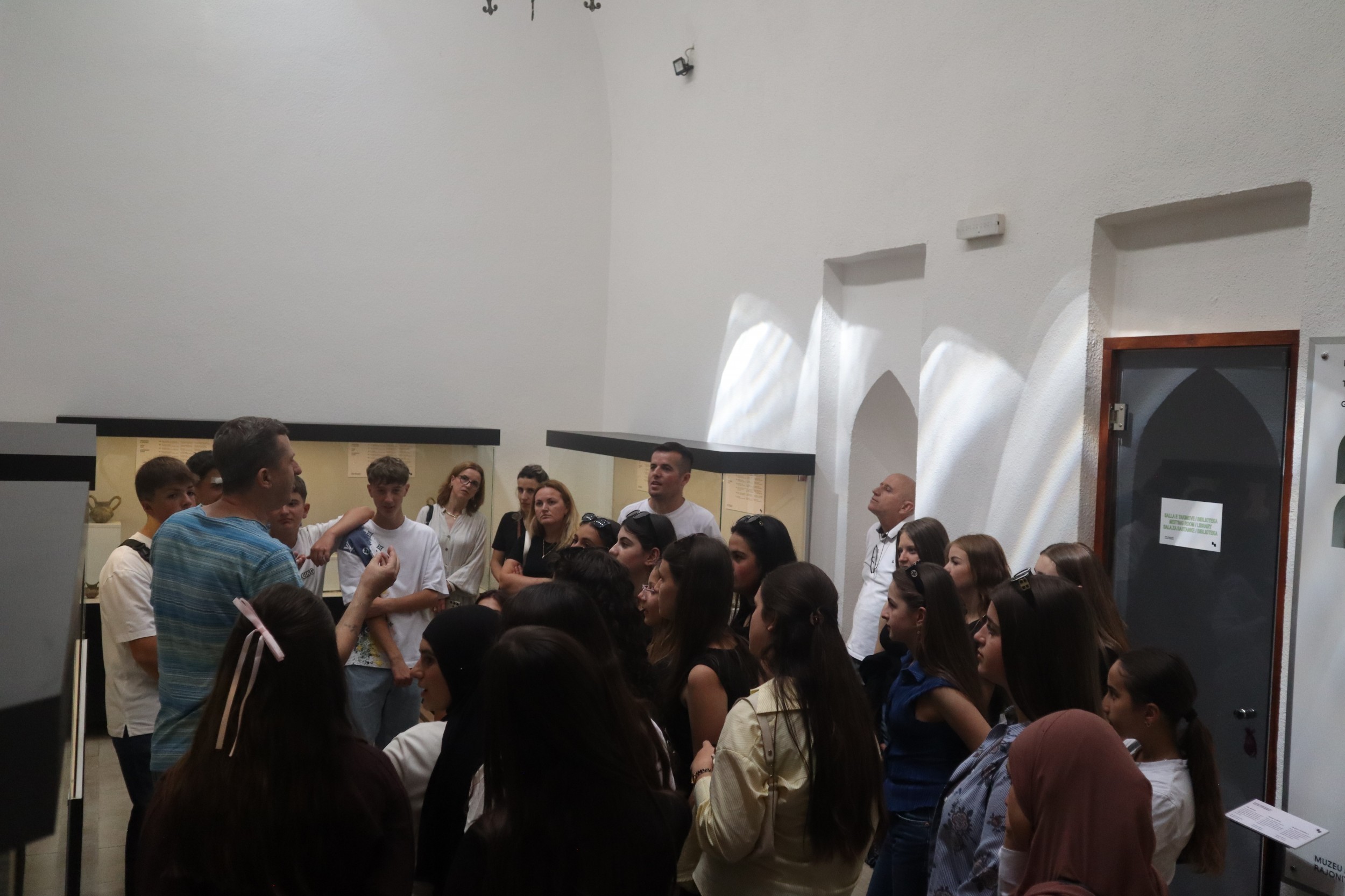 Nxënësit nga Dragashi vizitojnë asetet e trashëgimisë kulturore në Prizren