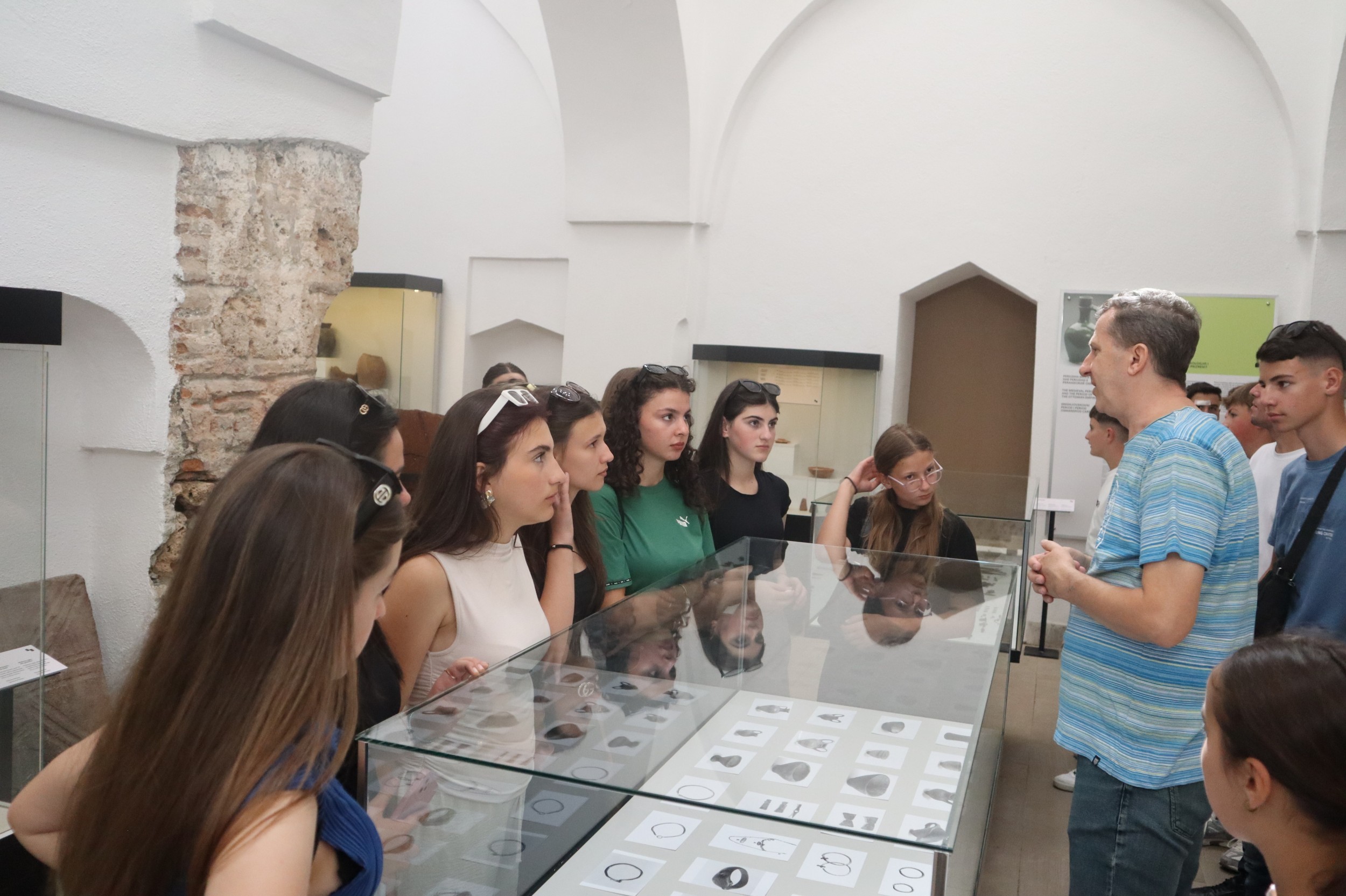 Nxënësit nga Dragashi vizitojnë asetet e trashëgimisë kulturore në Prizren
