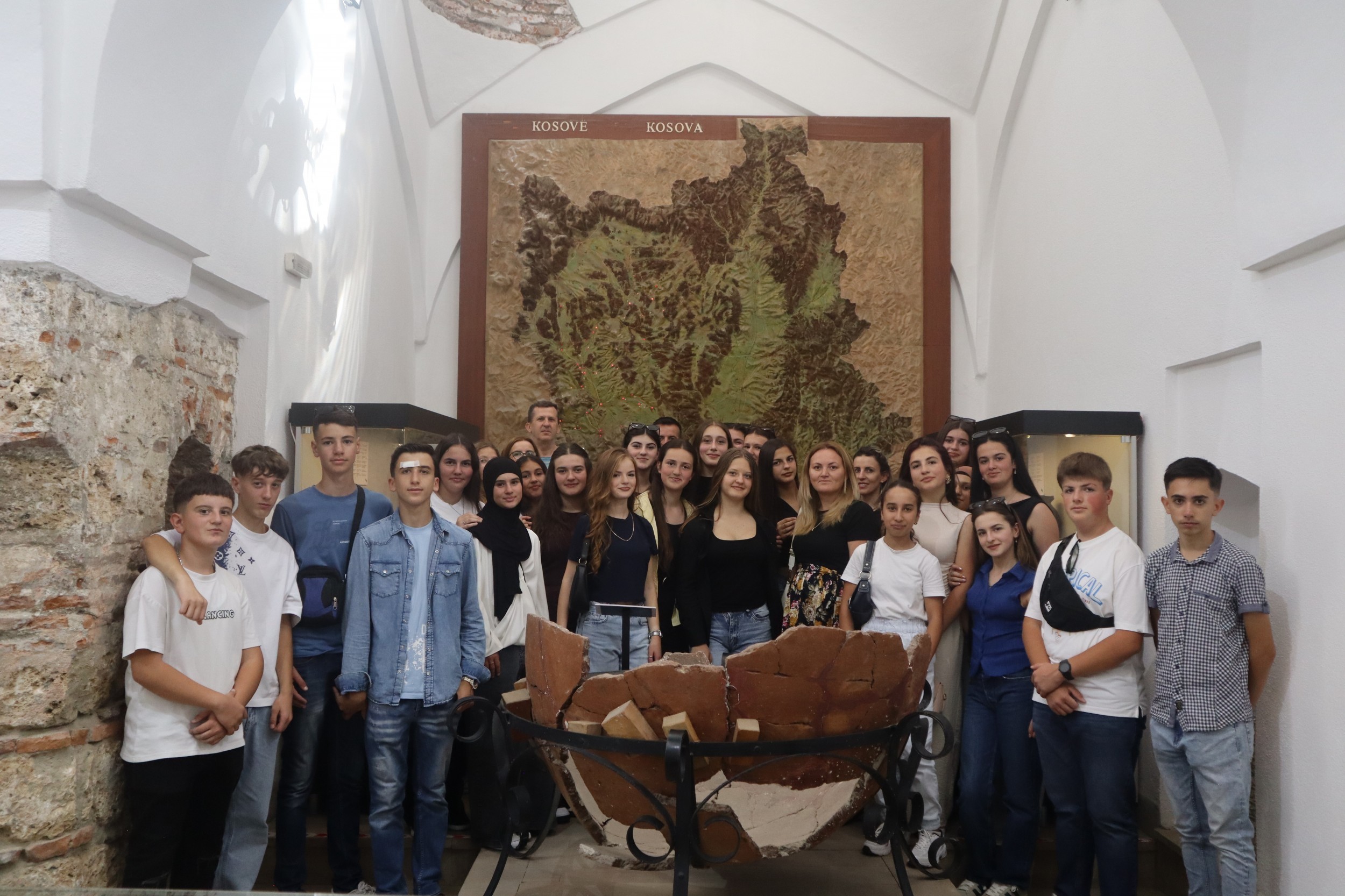 Nxënësit nga Dragashi vizitojnë asetet e trashëgimisë kulturore në Prizren