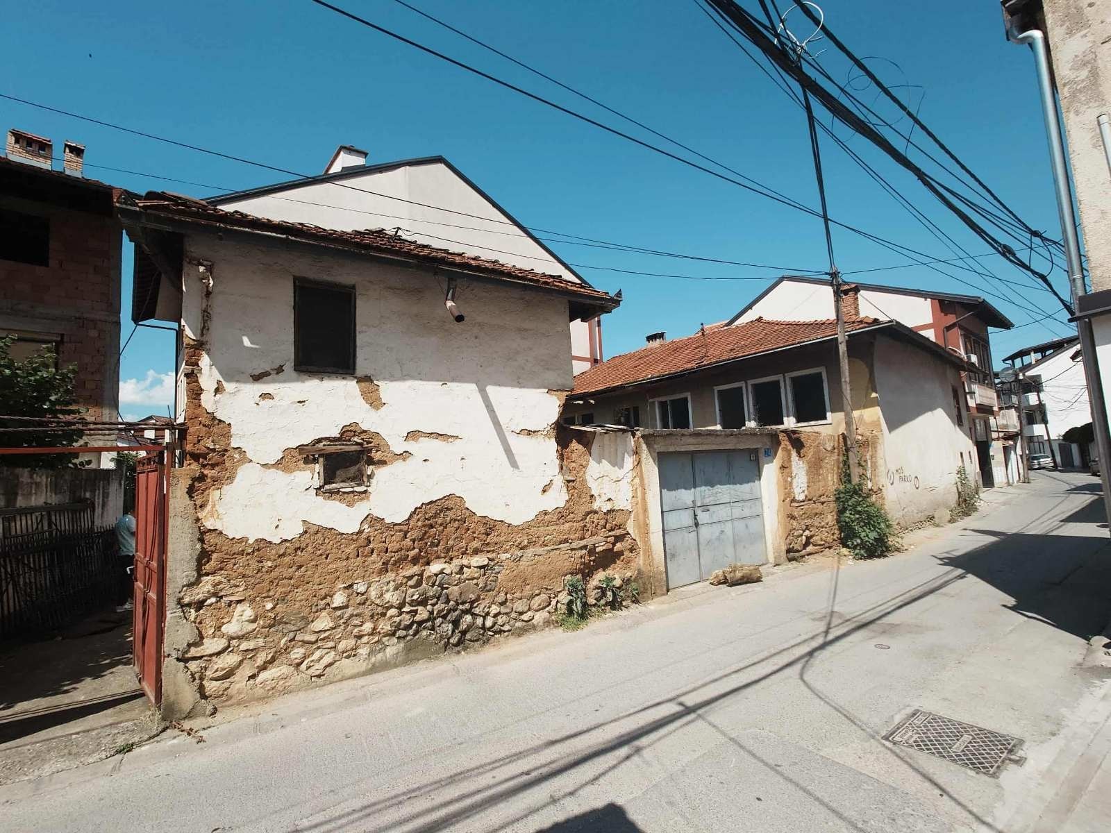 Ndërhyrjet e paautorizuara cenojnë trashëgiminë arkitekturore të Prizrenit