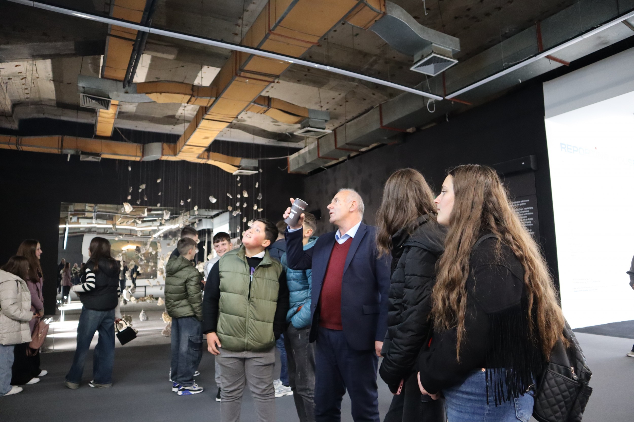 Nxënësit nga Dragashi njihen me historinë bashkëkohore të Kosovës në “Reporting House”