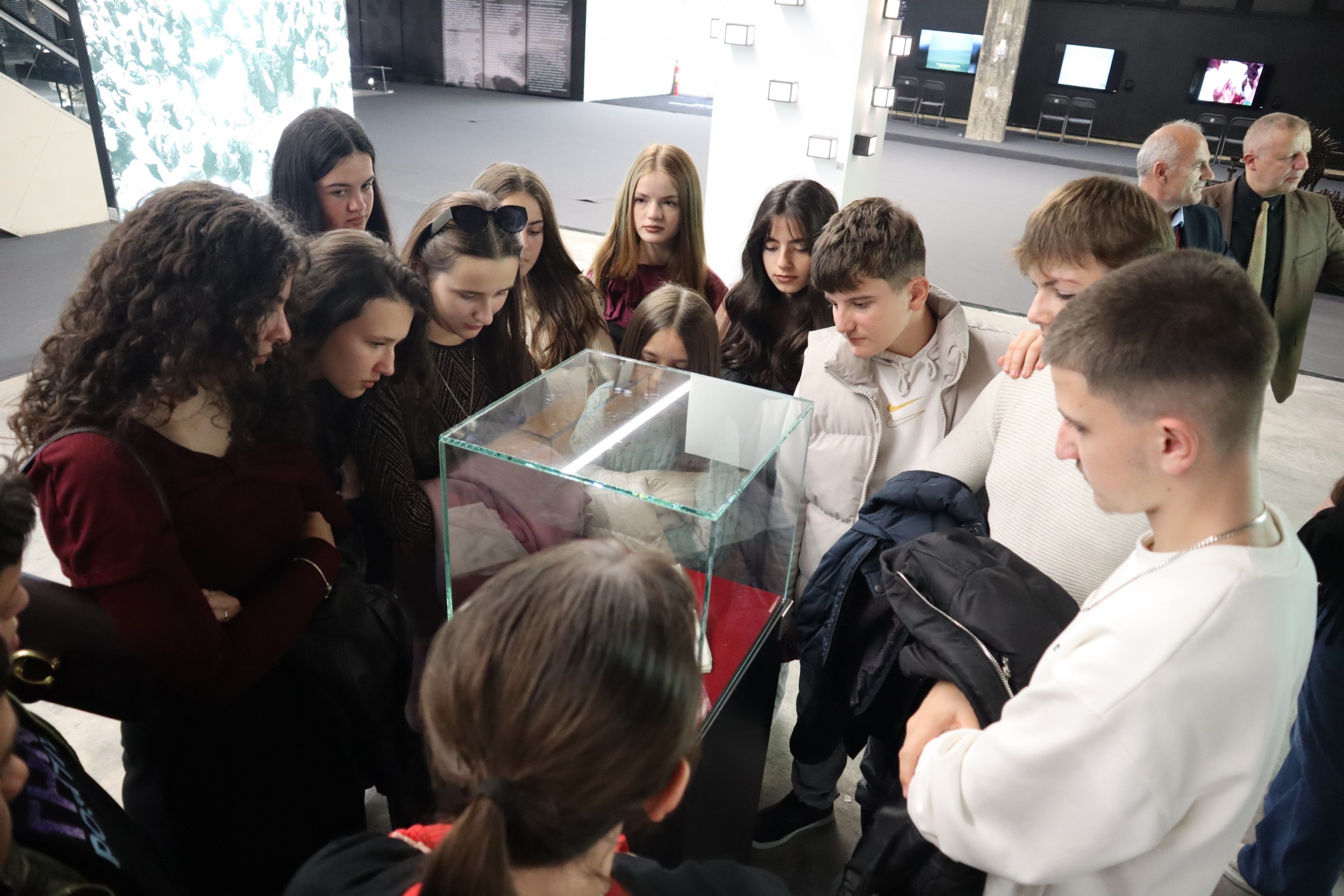 Nxënësit nga Dragashi njihen me historinë bashkëkohore të Kosovës në “Reporting House”